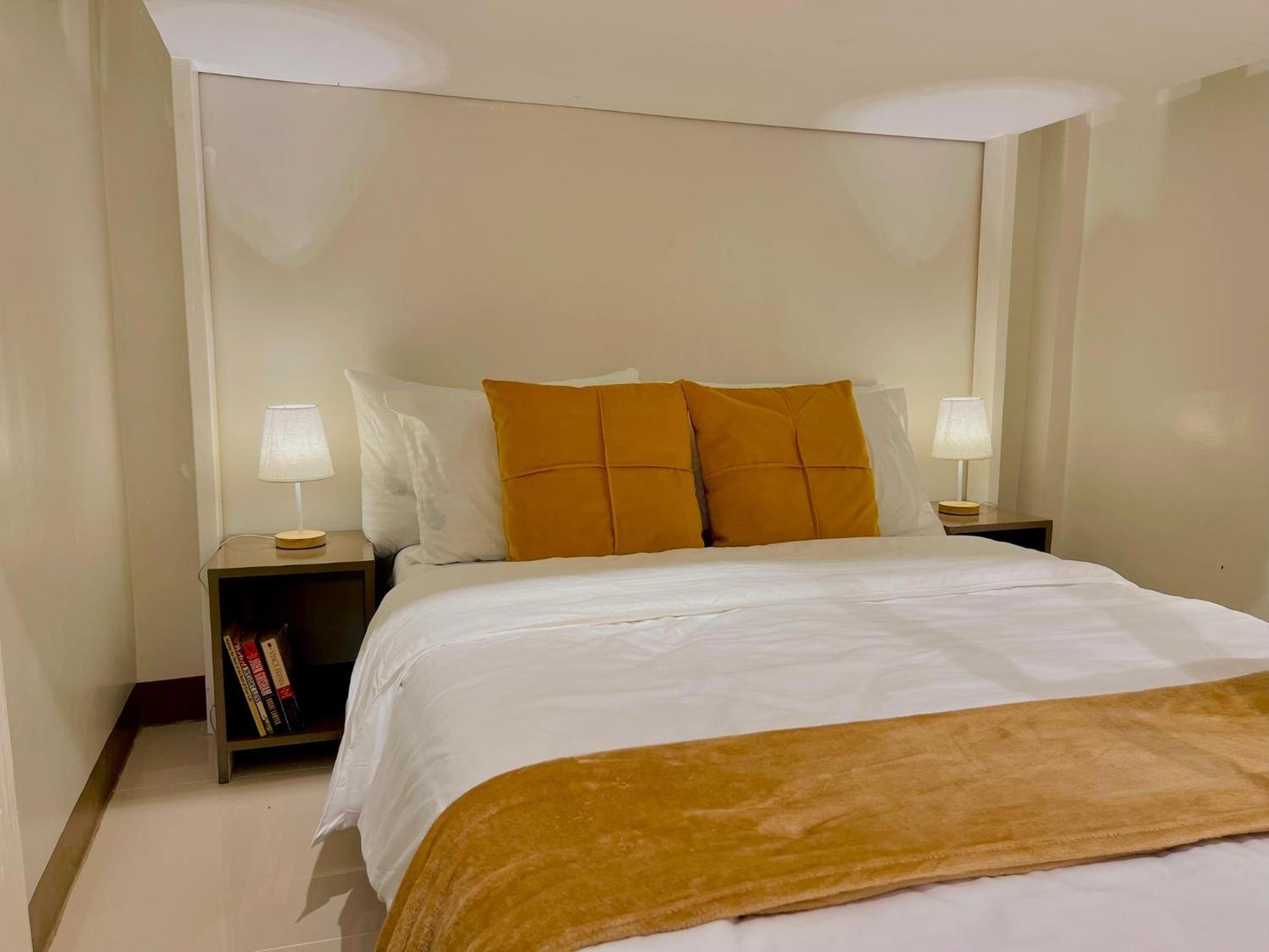Easy Access Stay, Minutes from Airport on Main Road