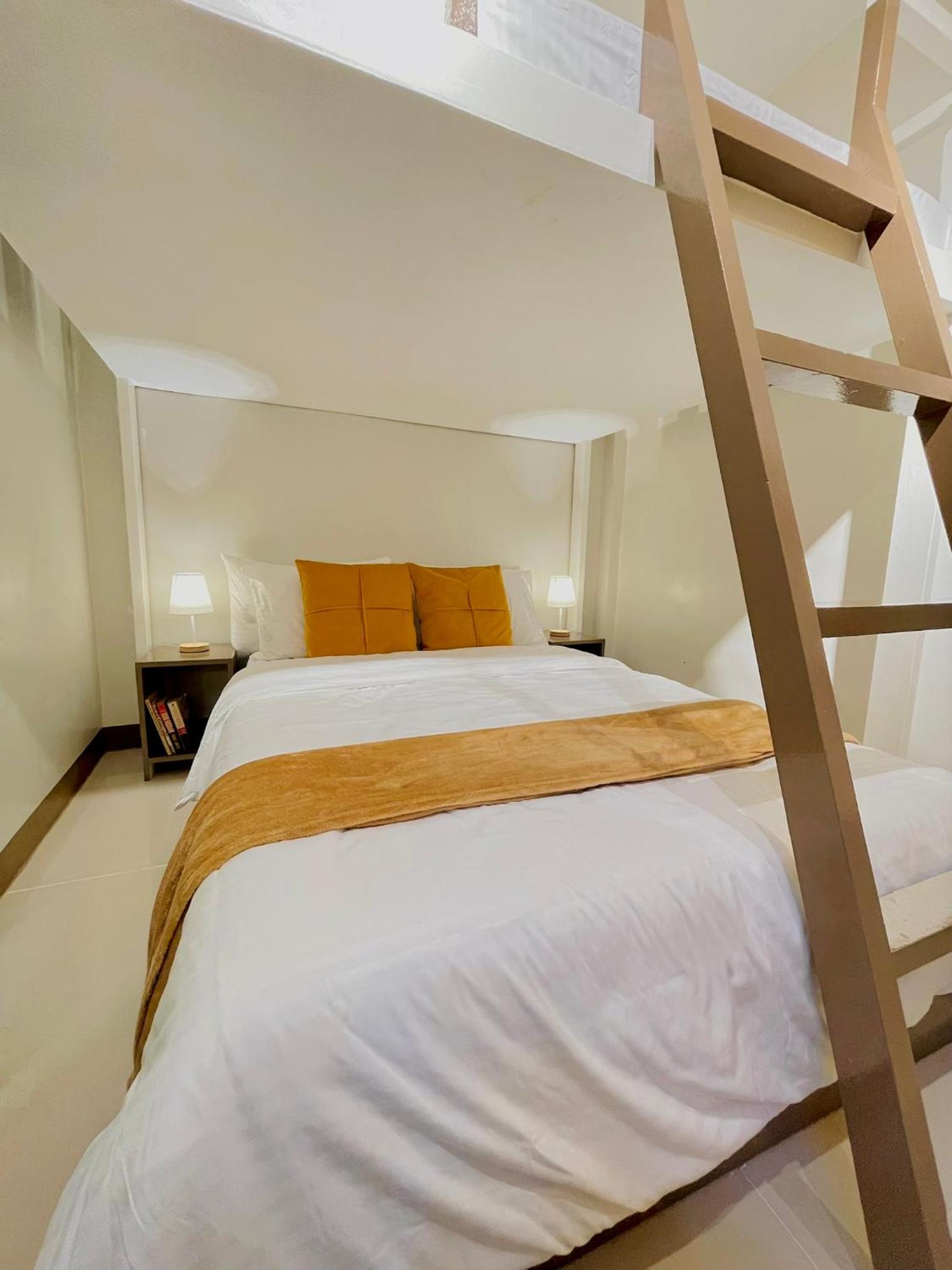 Easy Access Stay, Minutes from Airport on Main Road