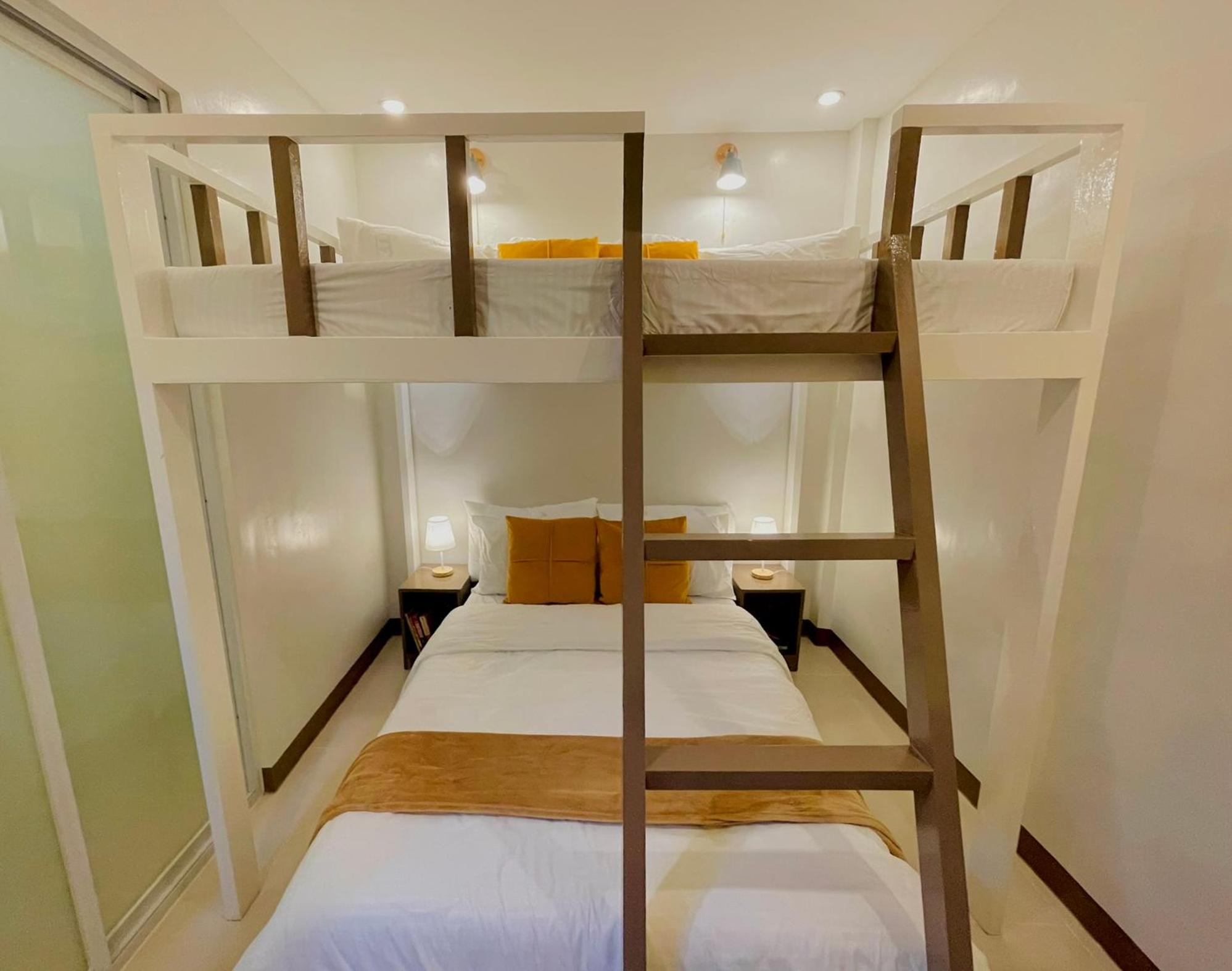 Easy Access Stay, Minutes from Airport on Main Road