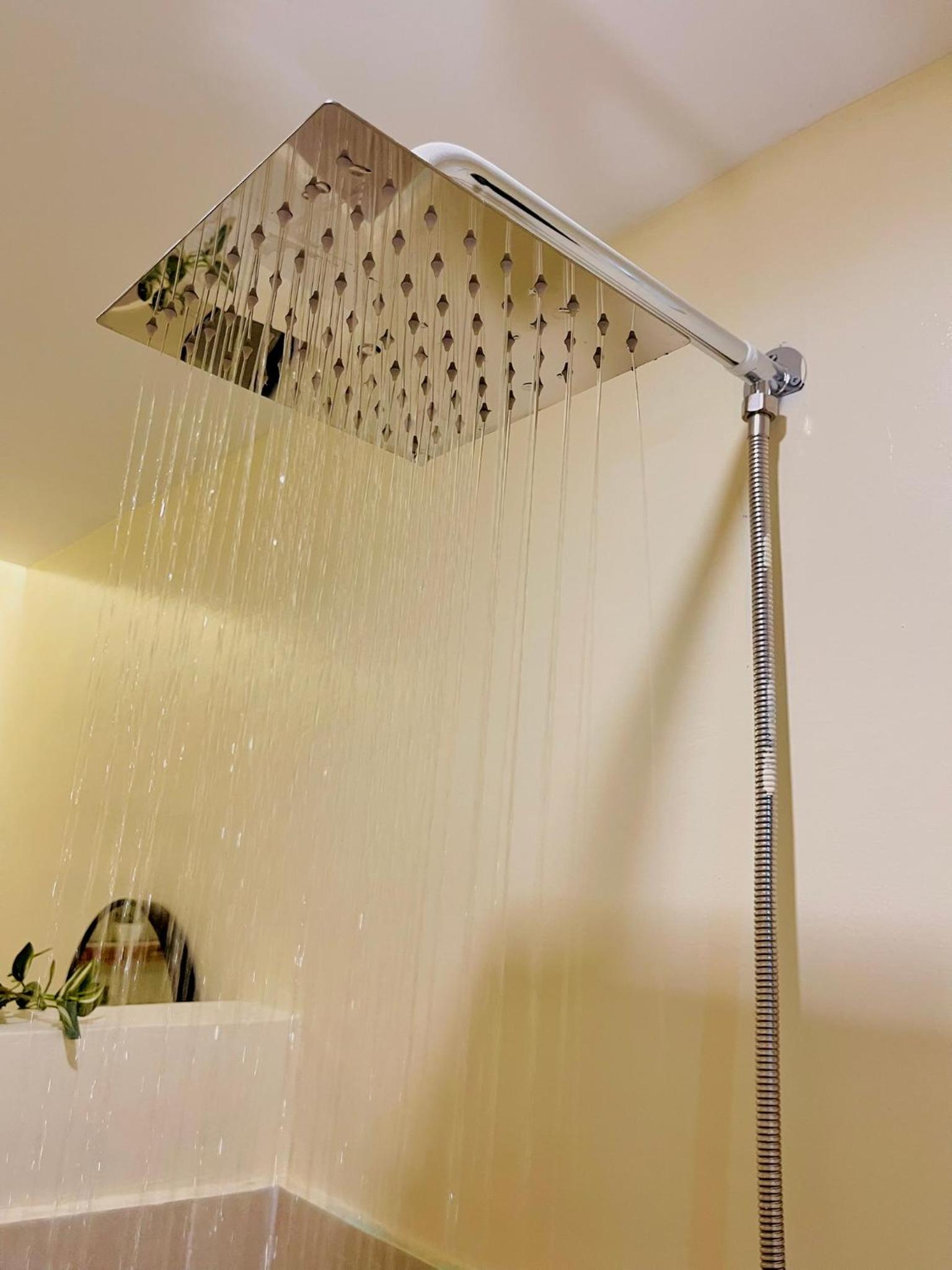 Easy Access Stay, Minutes from Airport on Main Road