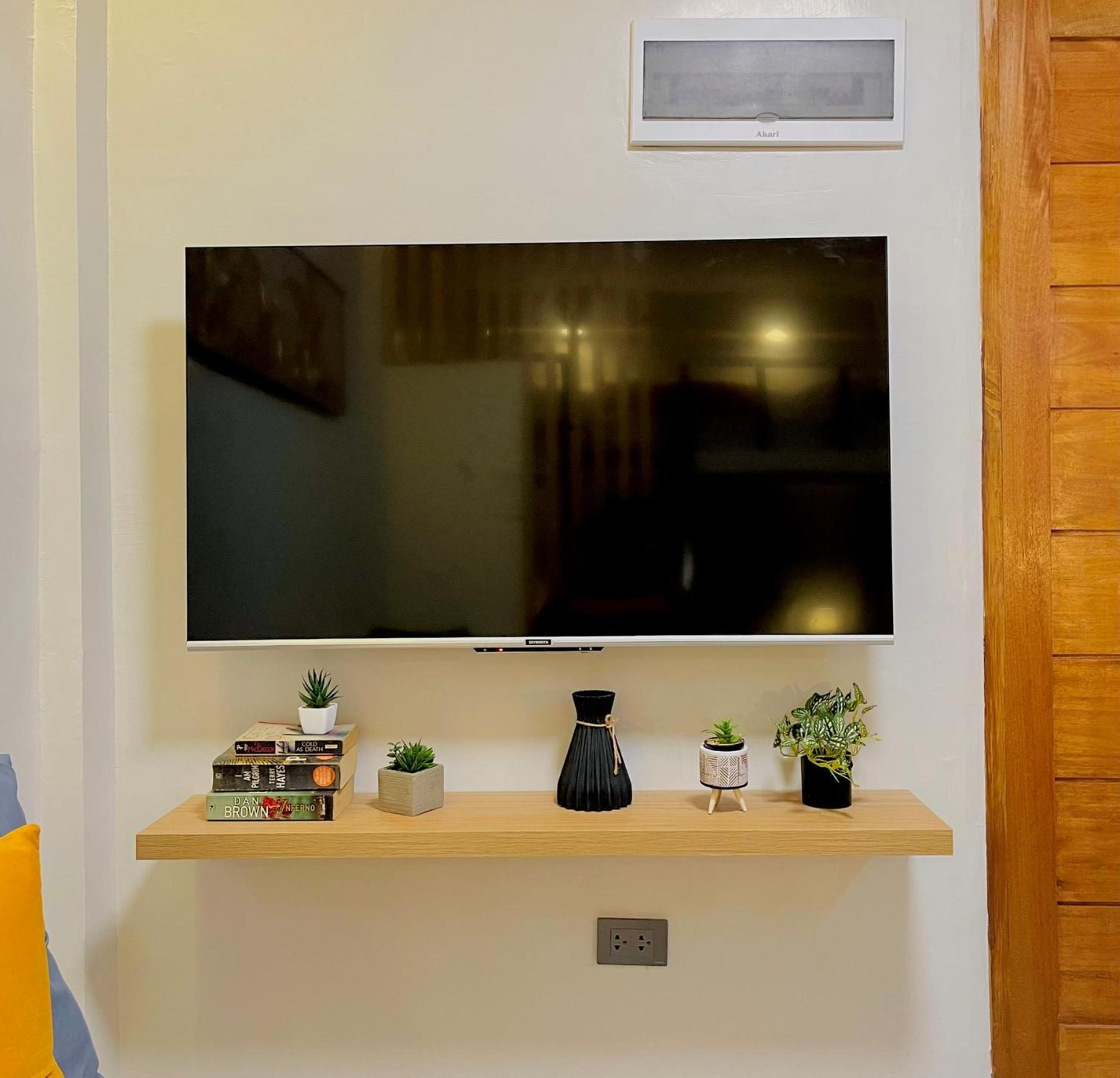 Easy Access Stay, Minutes from Airport on Main Road