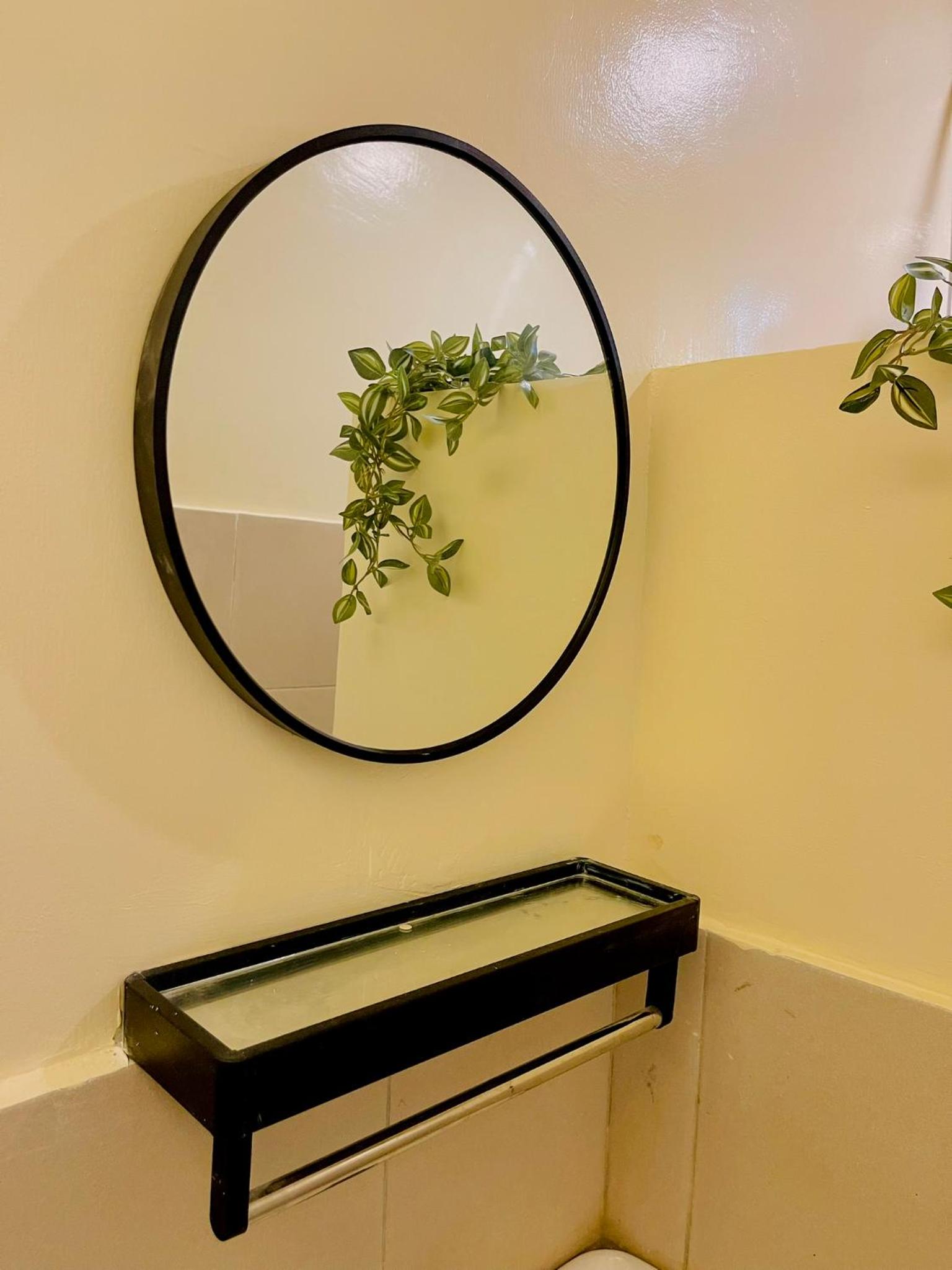 Easy Access Stay, Minutes from Airport on Main Road