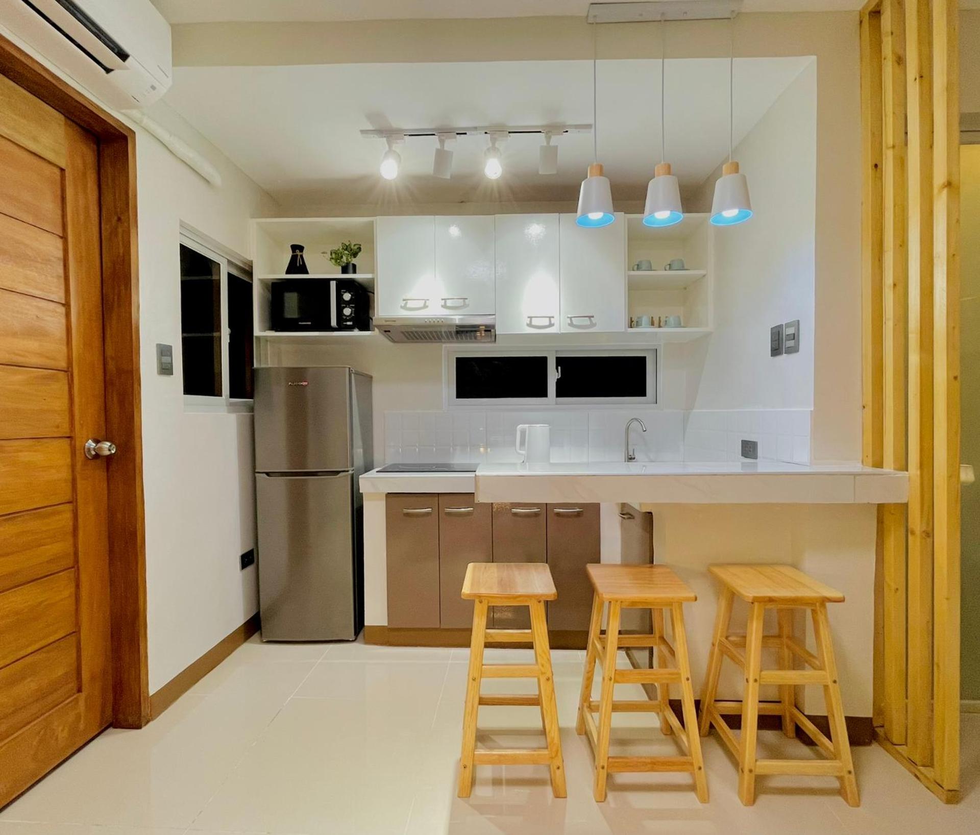 Easy Access Stay, Minutes from Airport on Main Road