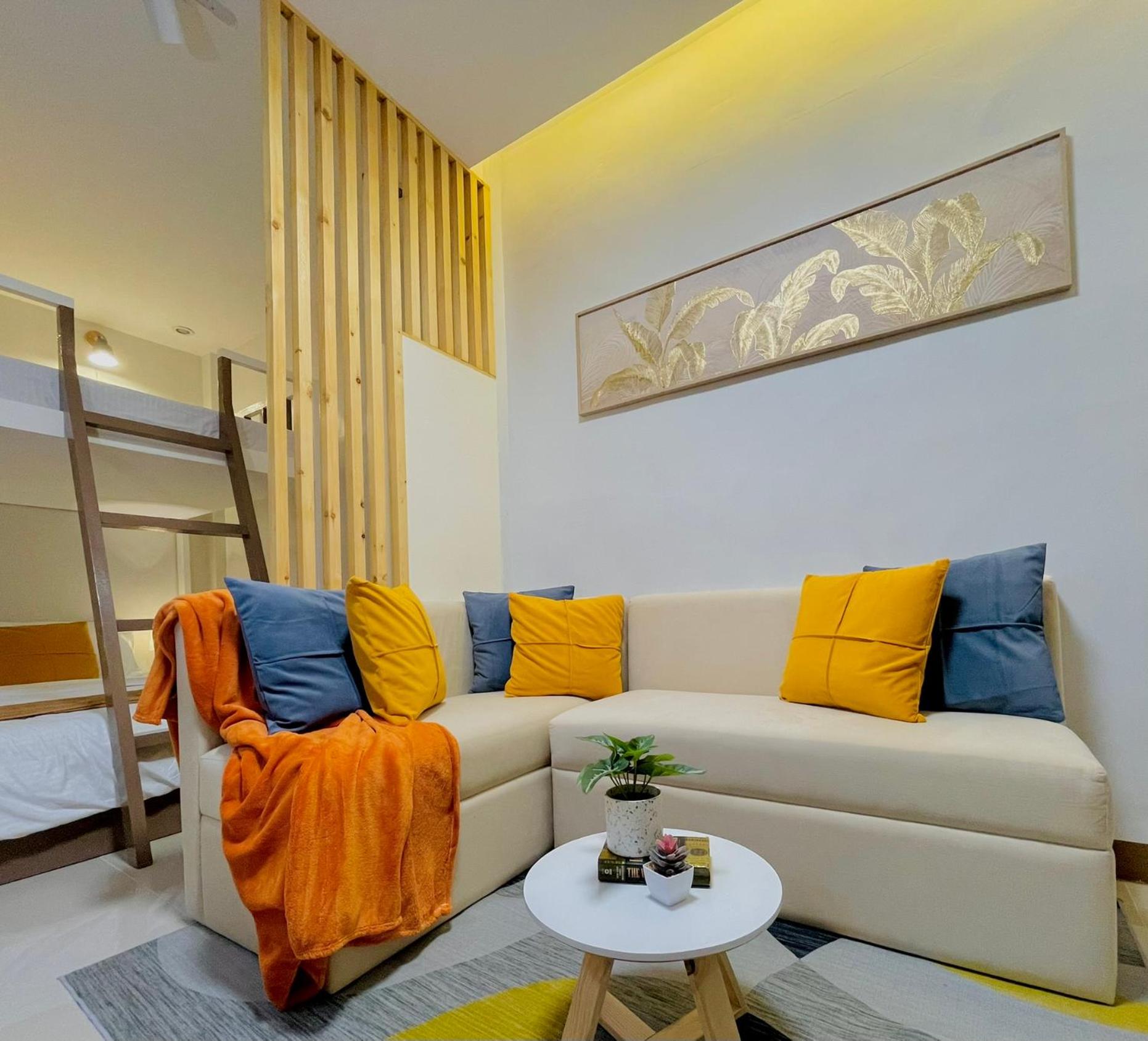 Easy Access Stay, Minutes from Airport on Main Road