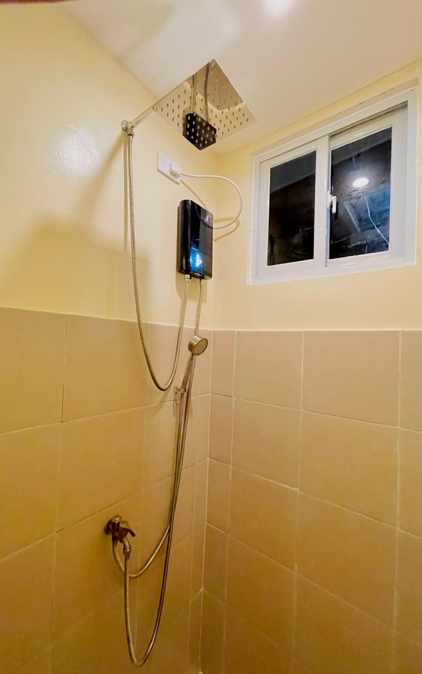Easy Access Stay, Minutes from Airport on Main Road