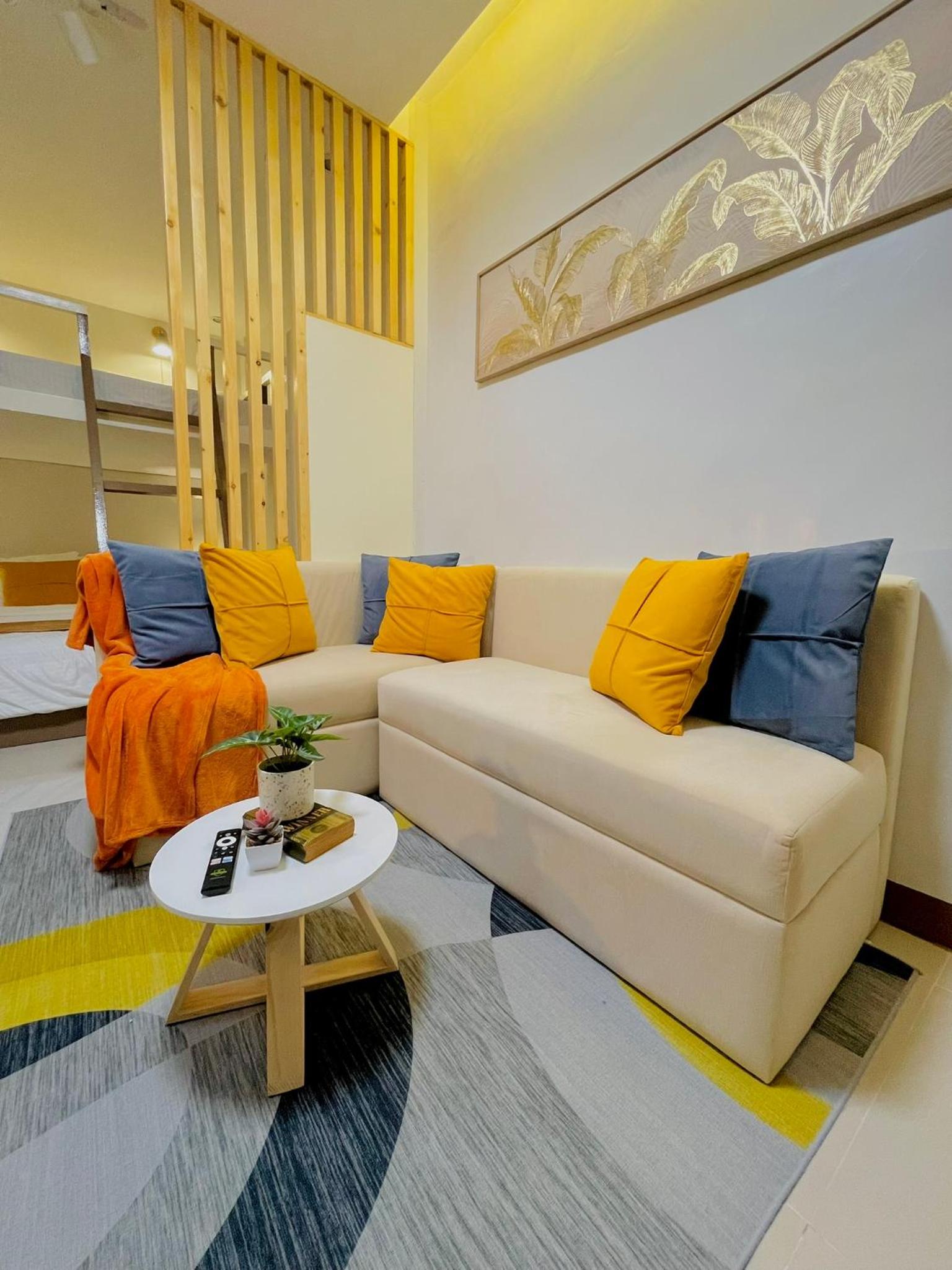 Easy Access Stay, Minutes from Airport on Main Road