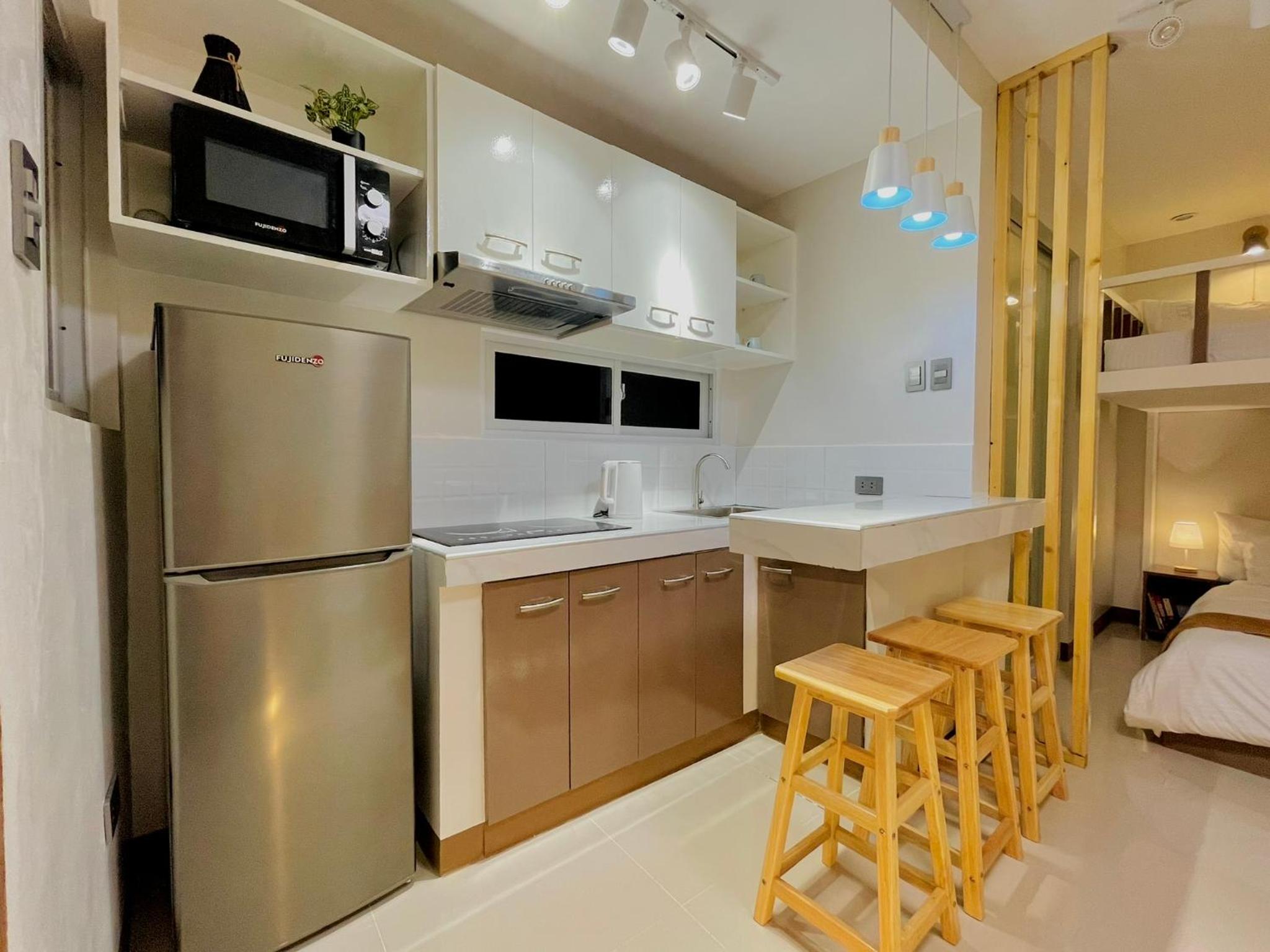 Easy Access Stay, Minutes from Airport on Main Road