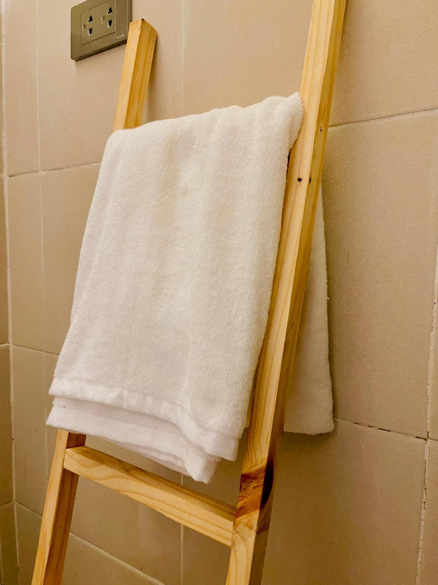 Easy Access Stay, Minutes from Airport on Main Road