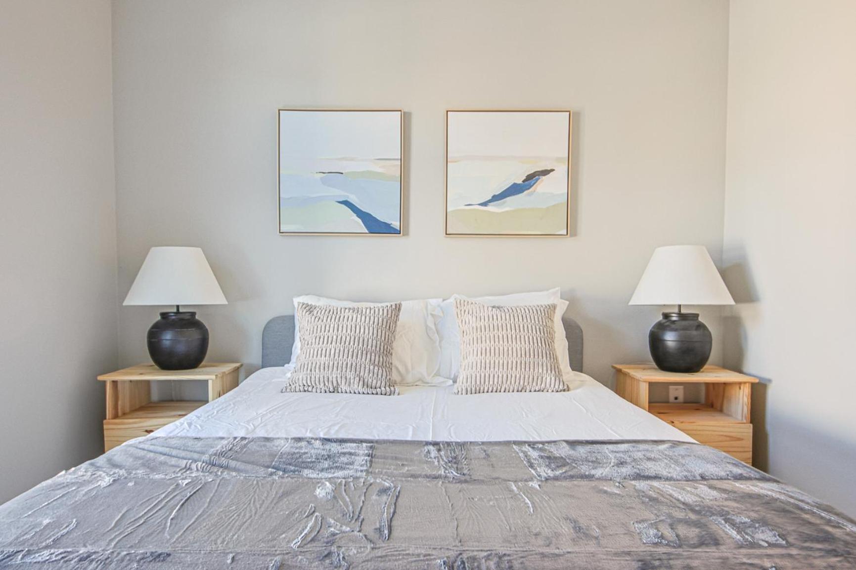 Hollywood Escape! Elegant 2BR 2BA Rental