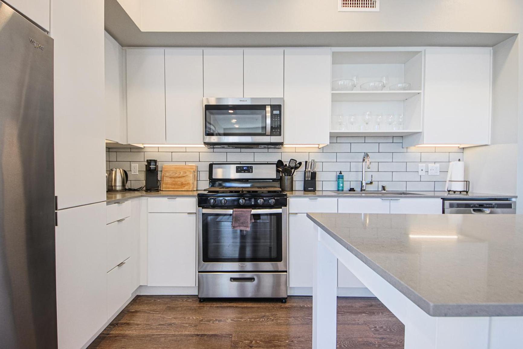 Hollywood Escape! Elegant 2BR 2BA Rental