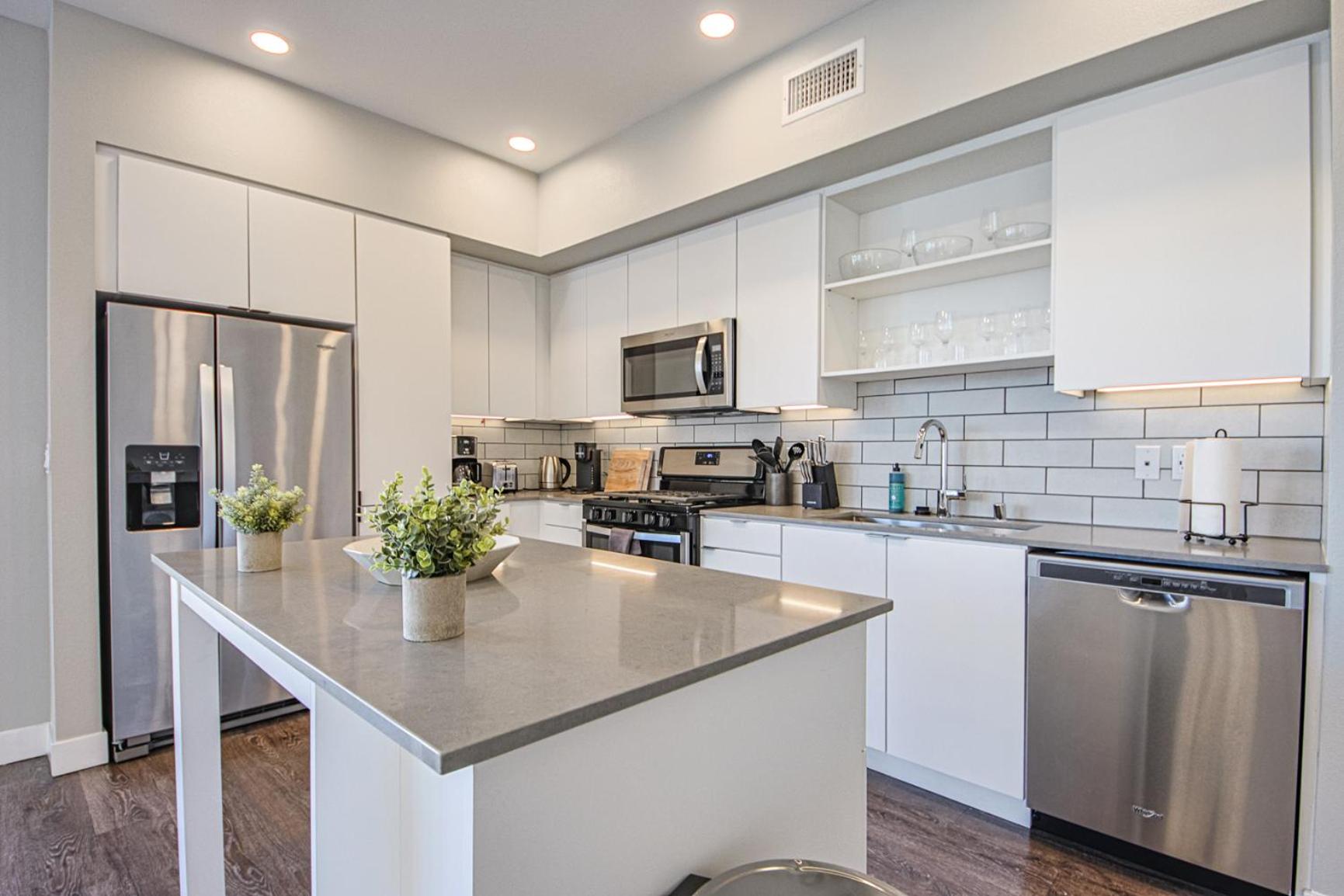 Hollywood Escape! Elegant 2BR 2BA Rental