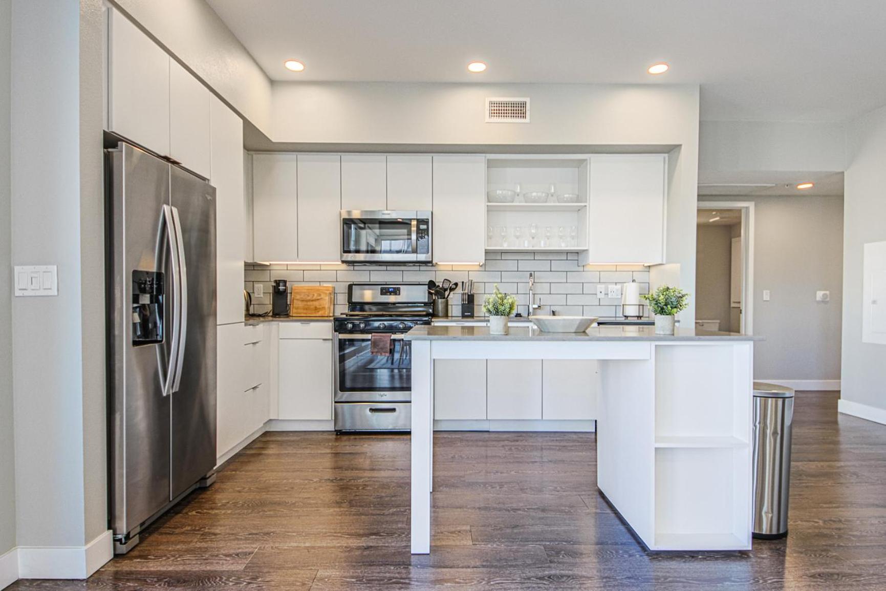 Hollywood Escape! Elegant 2BR 2BA Rental
