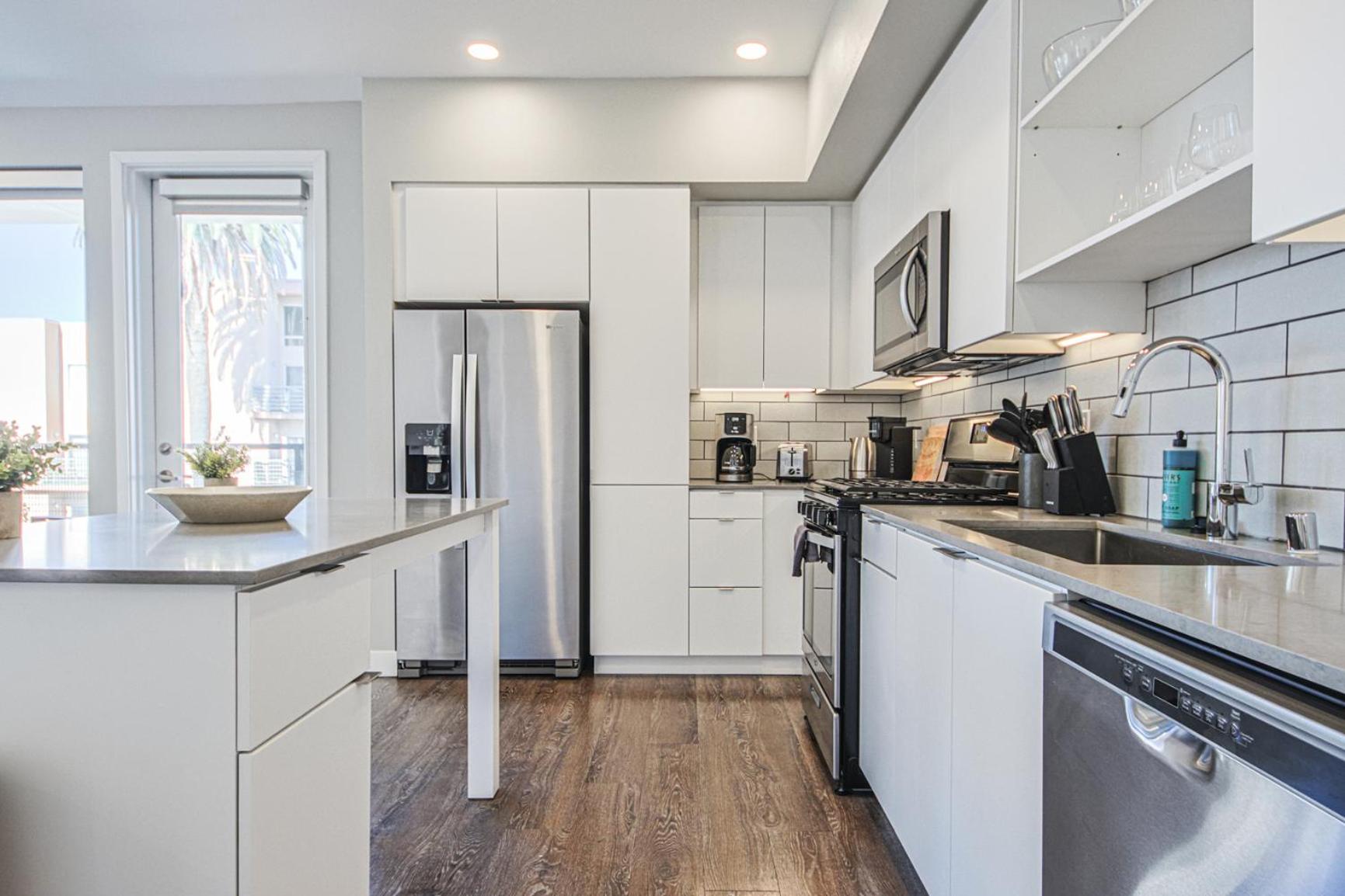 Hollywood Escape! Elegant 2BR 2BA Rental