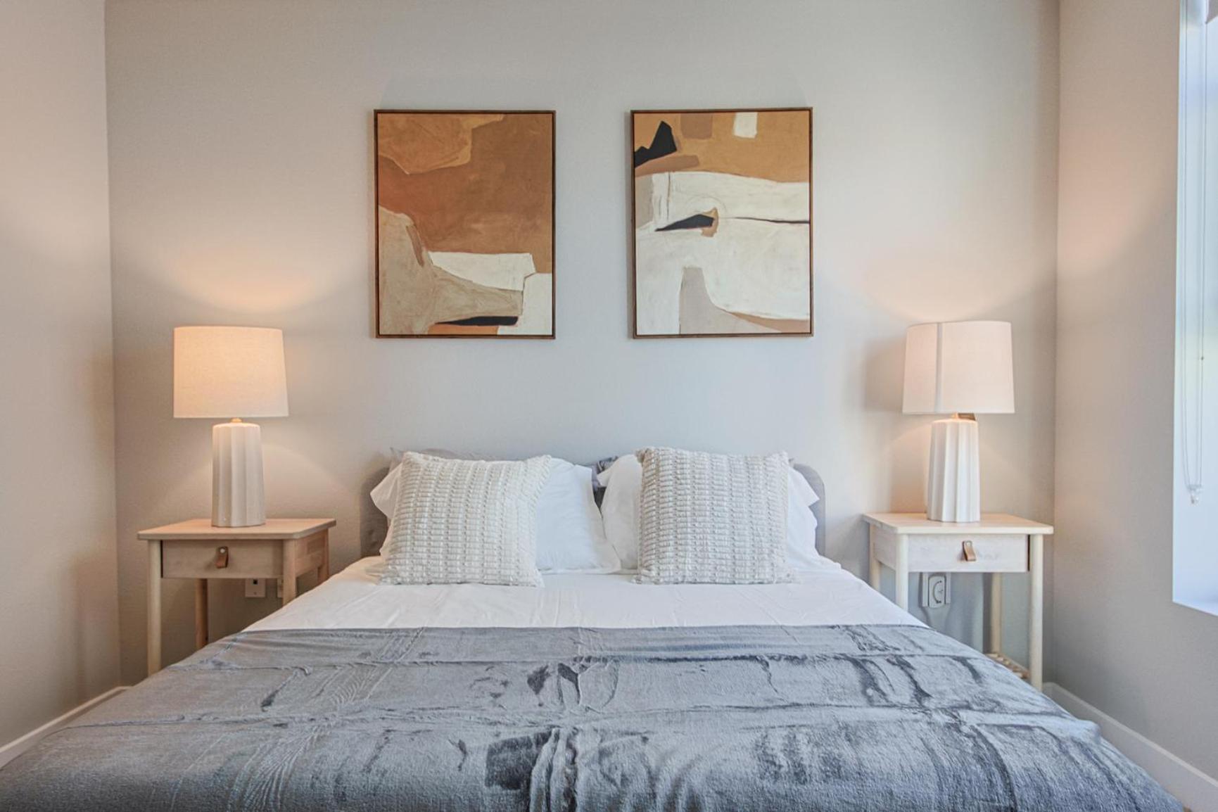 Hollywood Escape! Elegant 2BR 2BA Rental