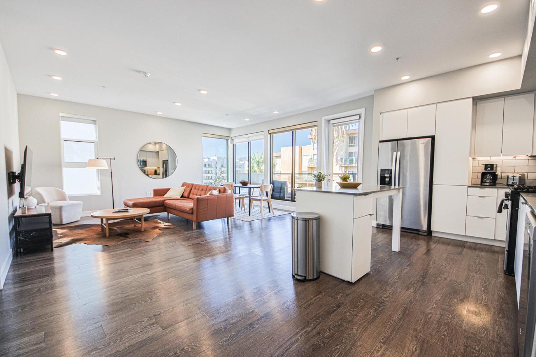 Hollywood Escape! Elegant 2BR 2BA Rental
