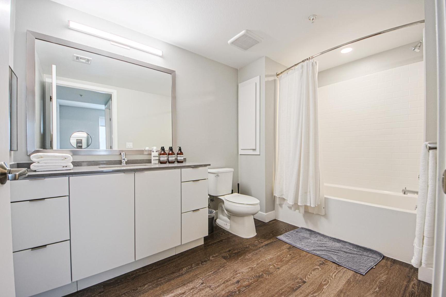 Hollywood Escape! Elegant 2BR 2BA Rental