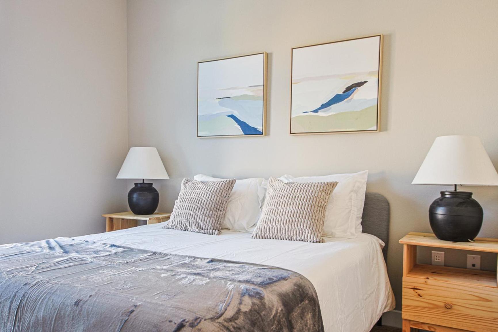 Hollywood Escape! Elegant 2BR 2BA Rental