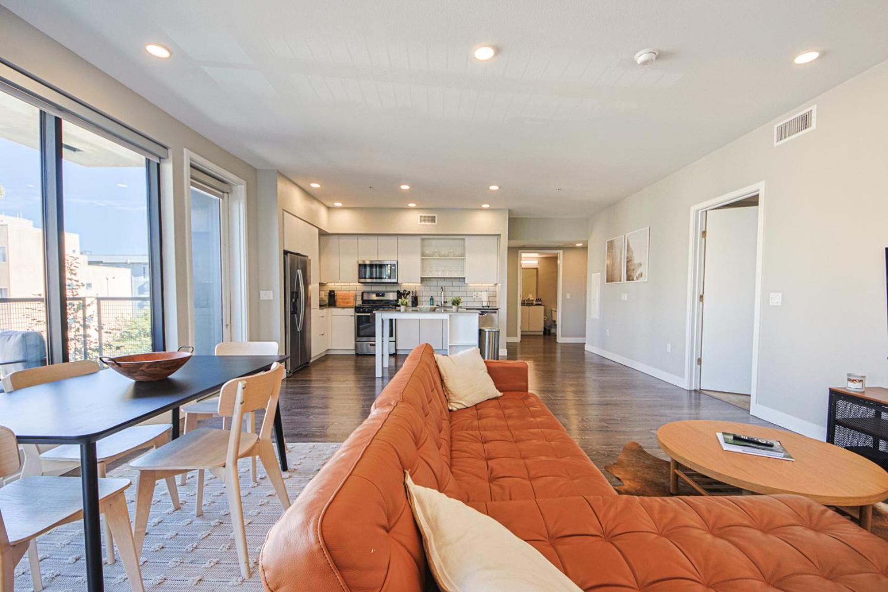 Hollywood Escape! Elegant 2BR 2BA Rental