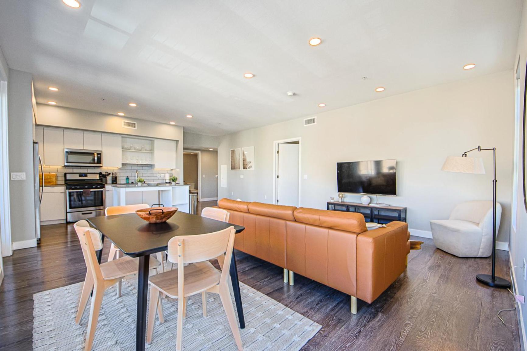 Hollywood Escape! Elegant 2BR 2BA Rental