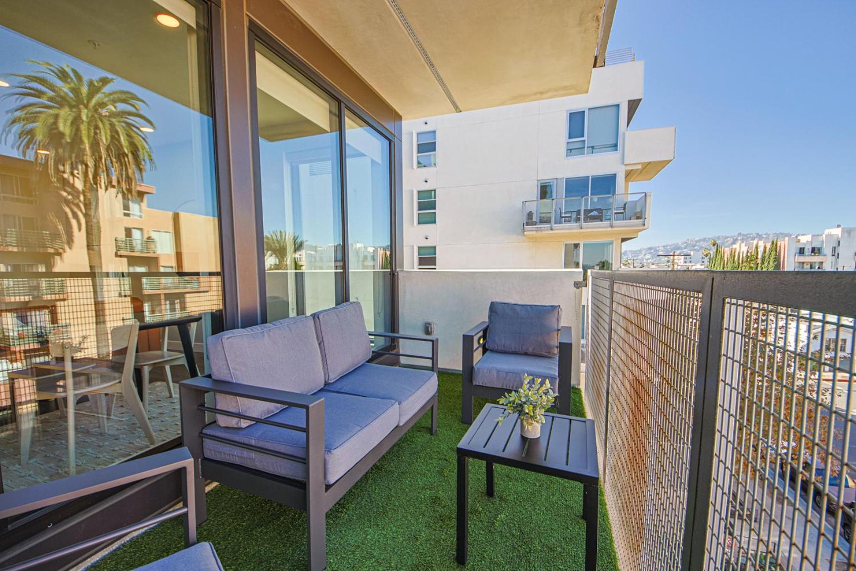 Hollywood Escape! Elegant 2BR 2BA Rental