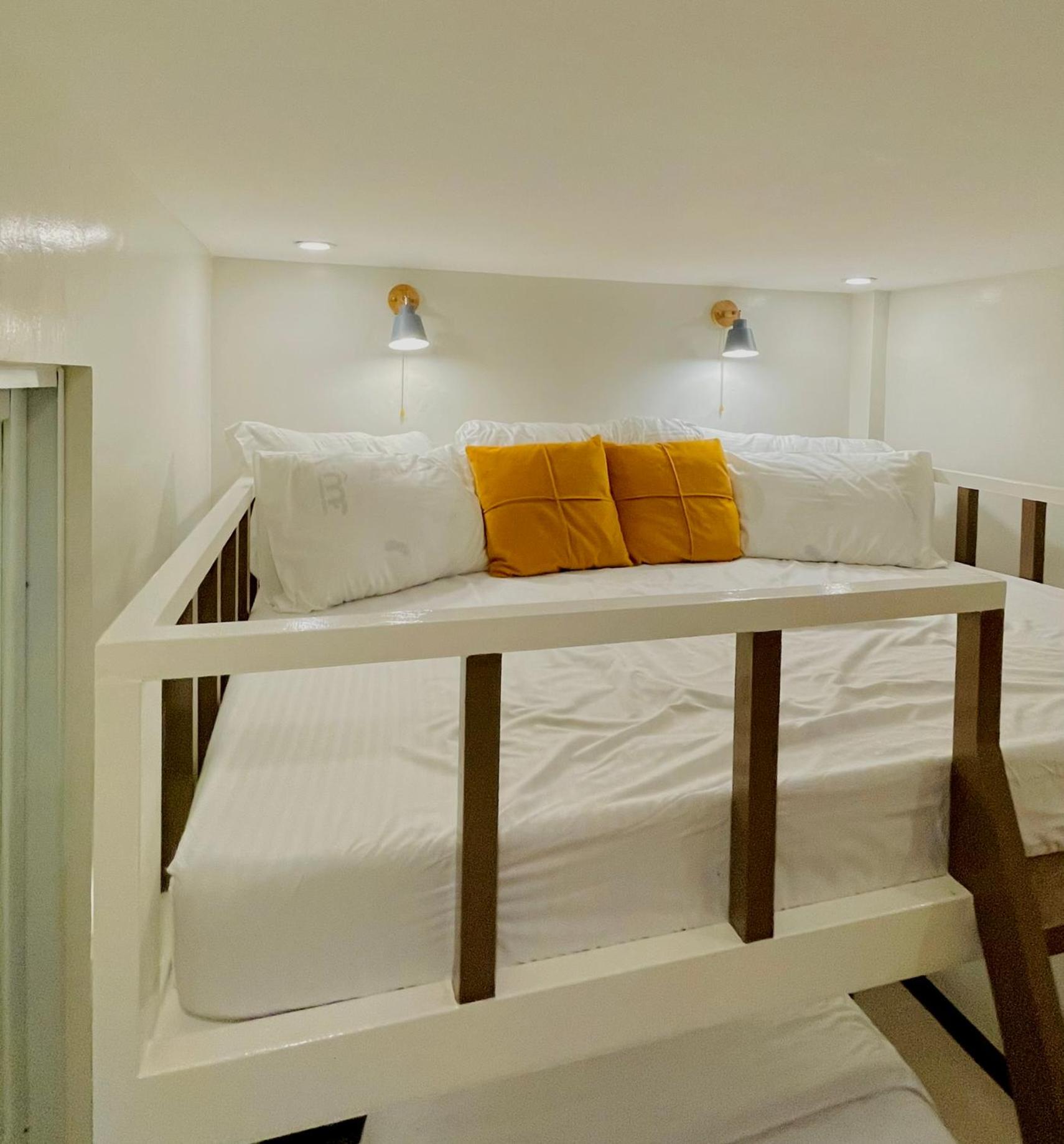 Easy Access Stay, Minutes from Airport on Main Road