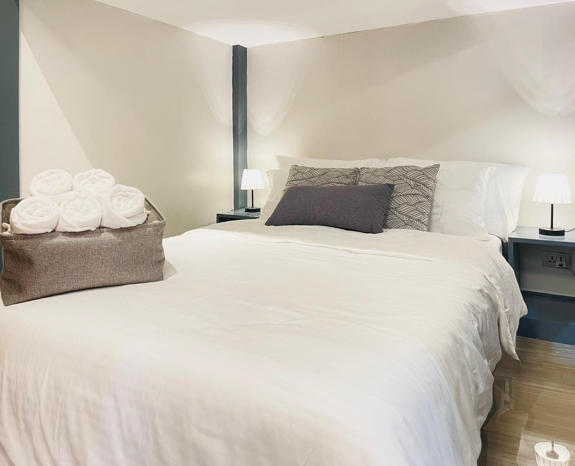 Easy Access Stay, Minutes from Airport on Main Road