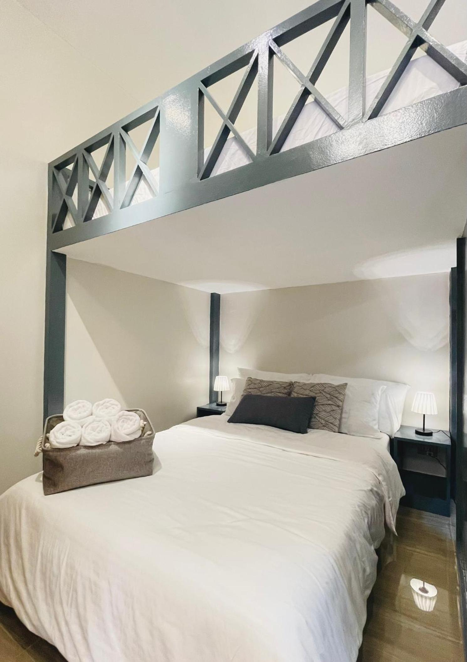 Easy Access Stay, Minutes from Airport on Main Road