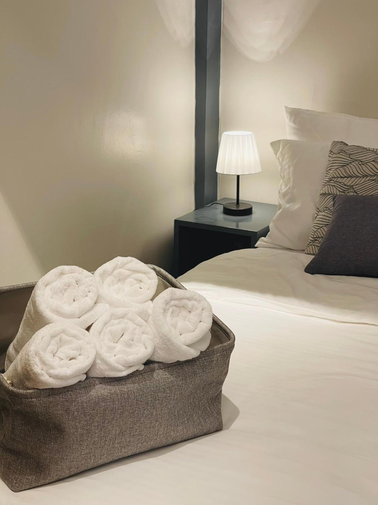 Easy Access Stay, Minutes from Airport on Main Road