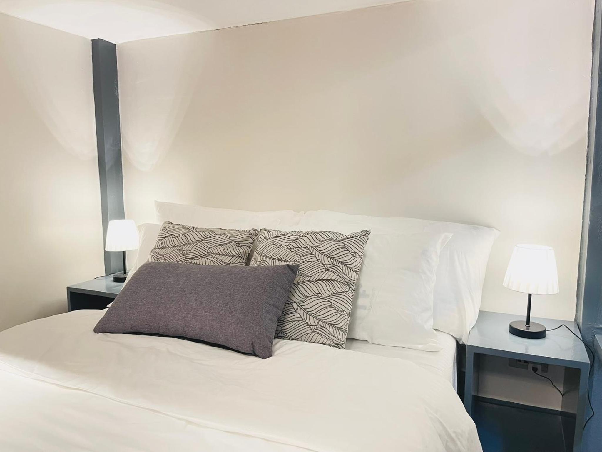 Easy Access Stay, Minutes from Airport on Main Road