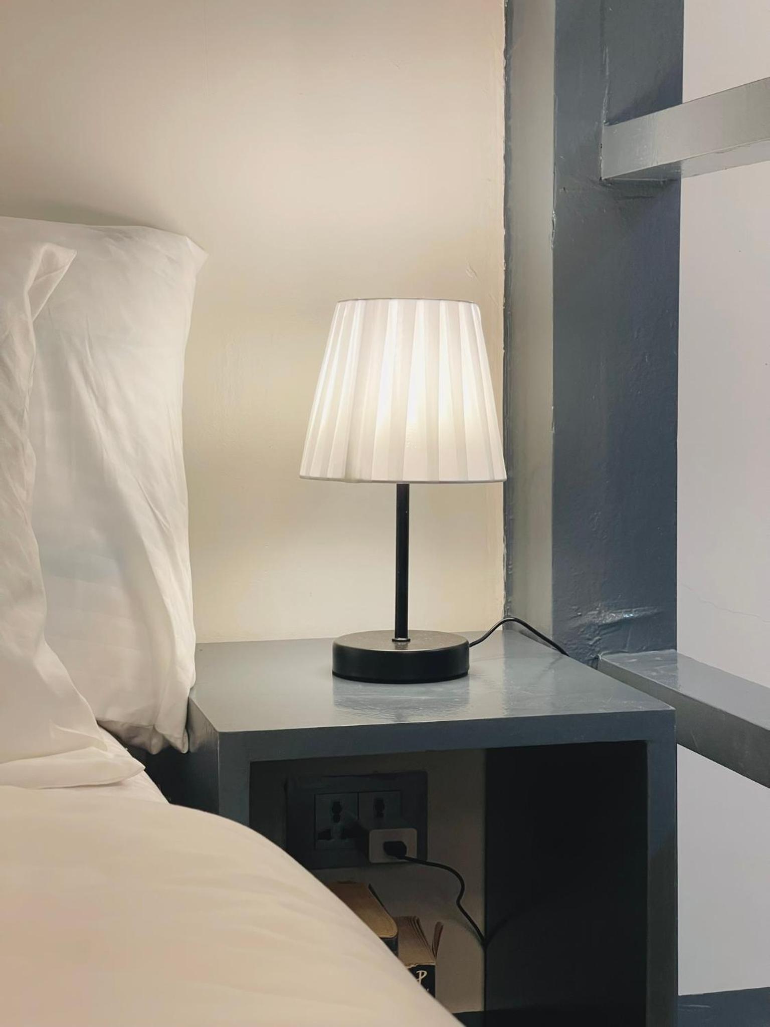 Easy Access Stay, Minutes from Airport on Main Road