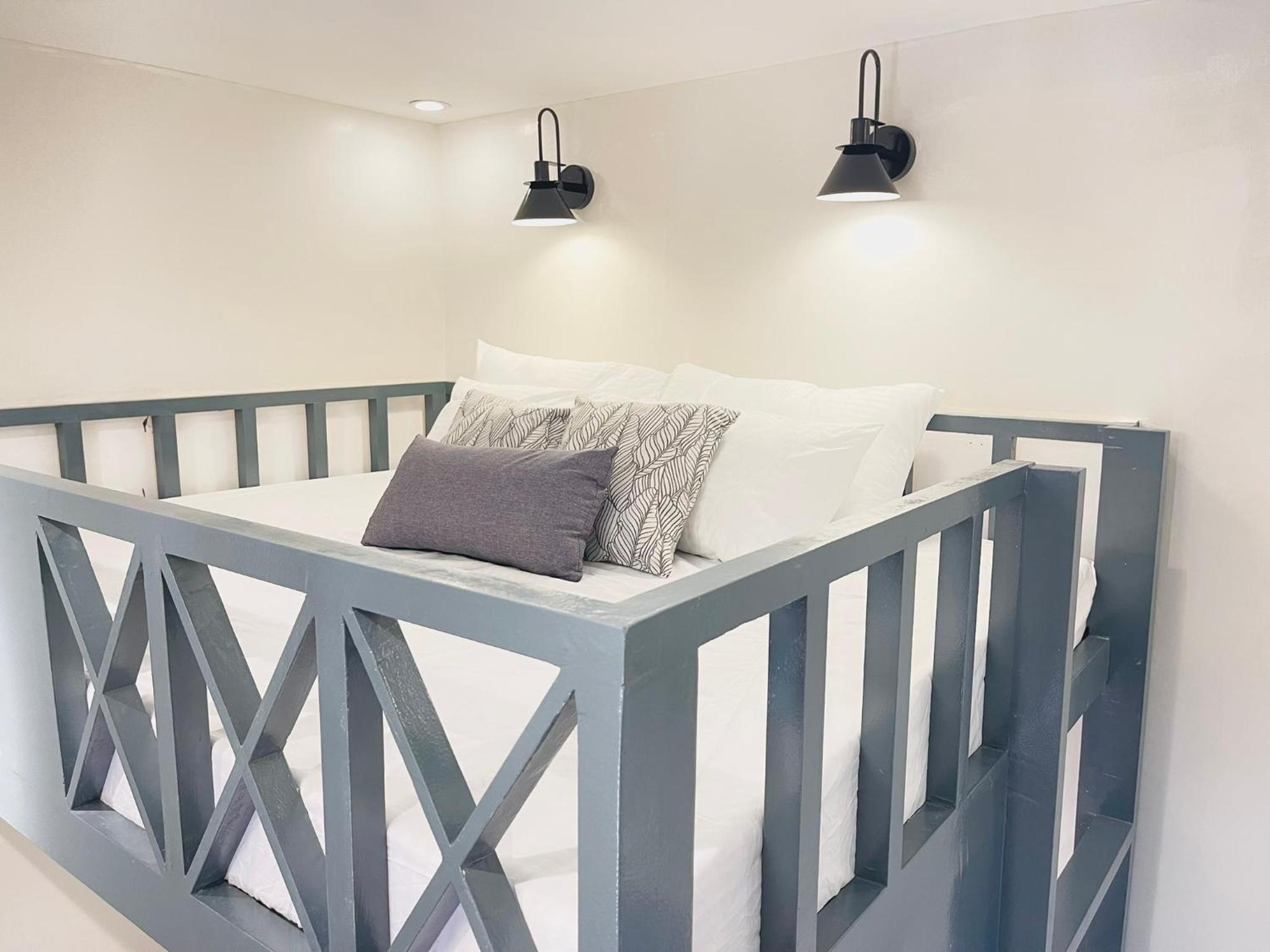 Easy Access Stay, Minutes from Airport on Main Road