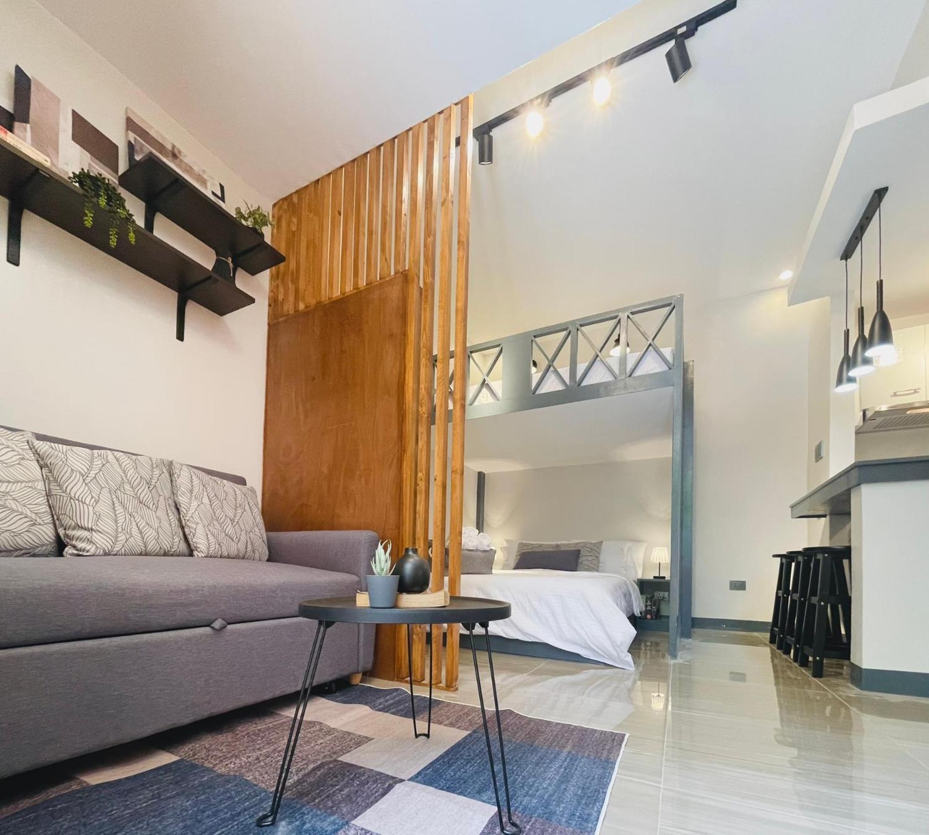 Easy Access Stay, Minutes from Airport on Main Road