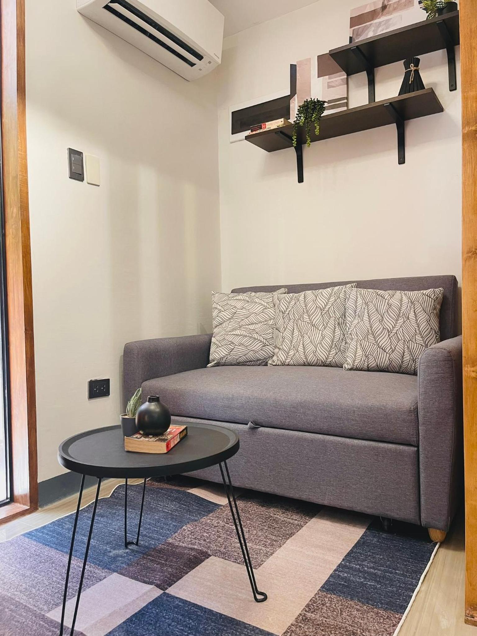 Easy Access Stay, Minutes from Airport on Main Road