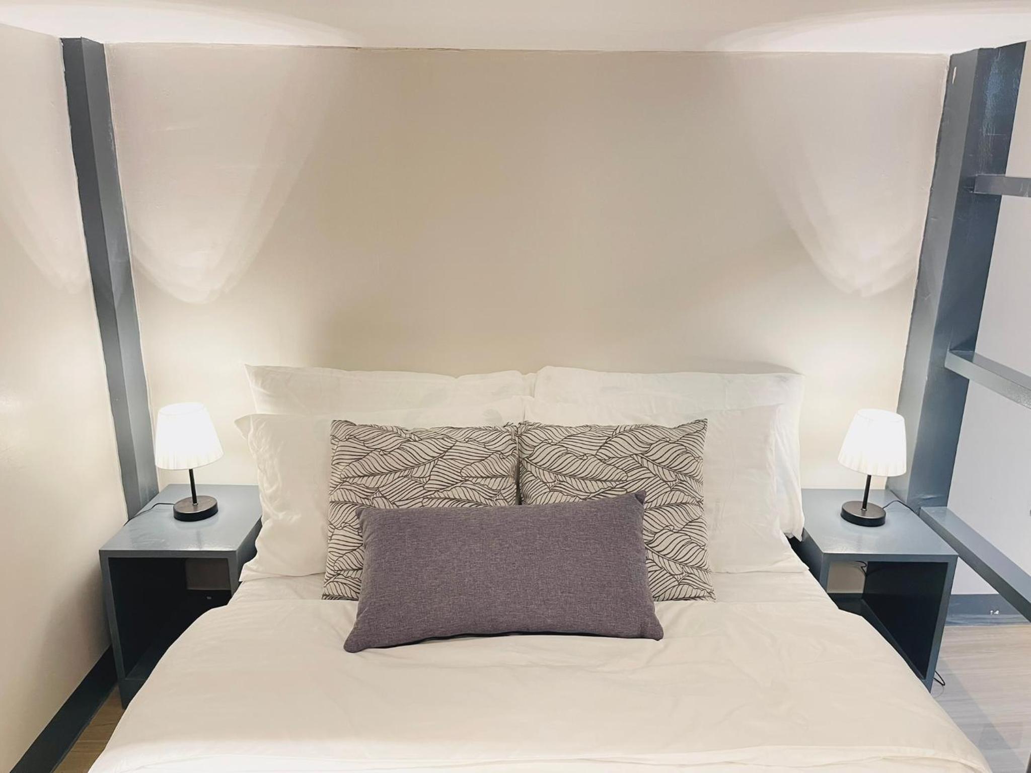 Easy Access Stay, Minutes from Airport on Main Road