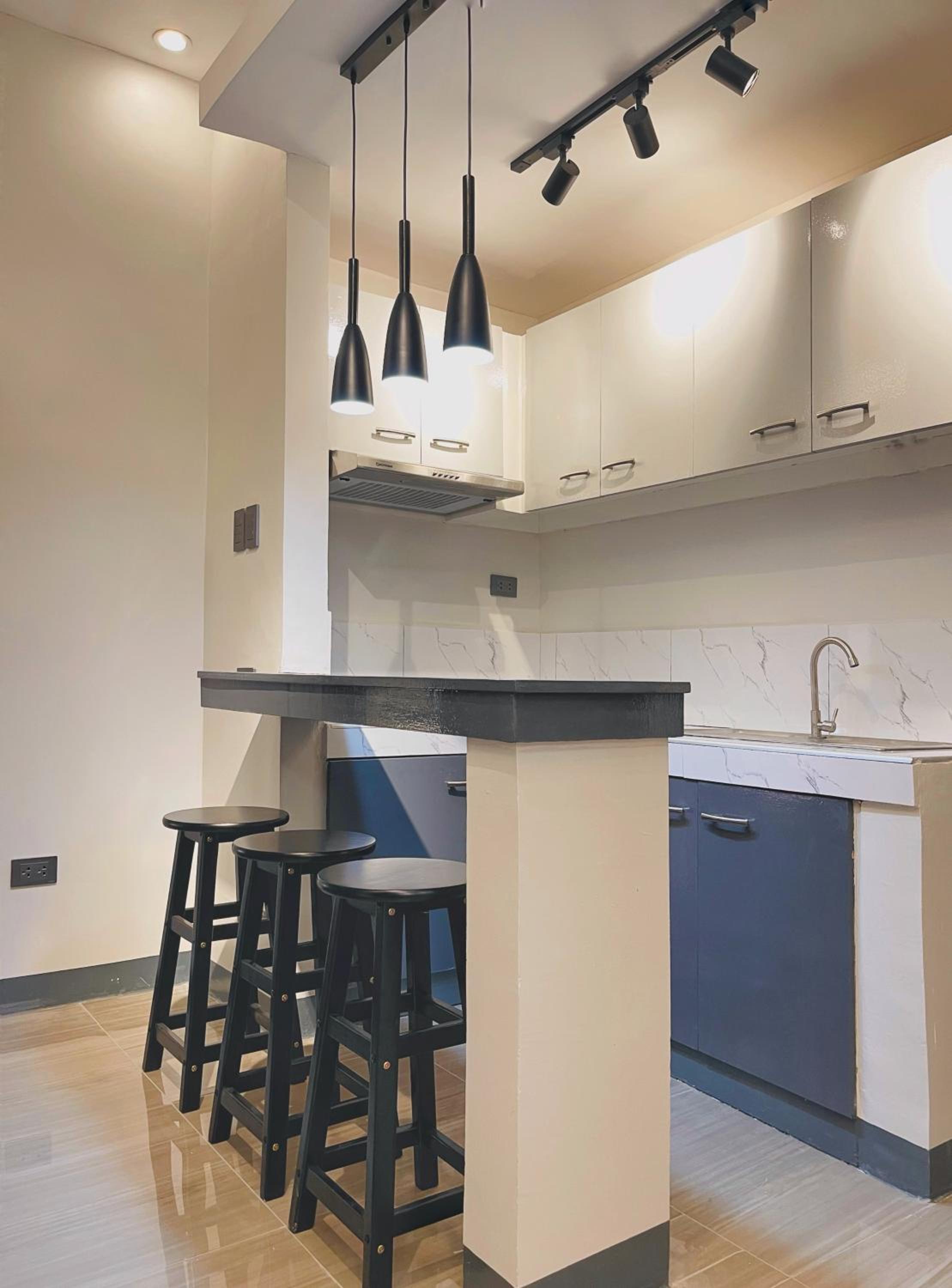 Easy Access Stay, Minutes from Airport on Main Road