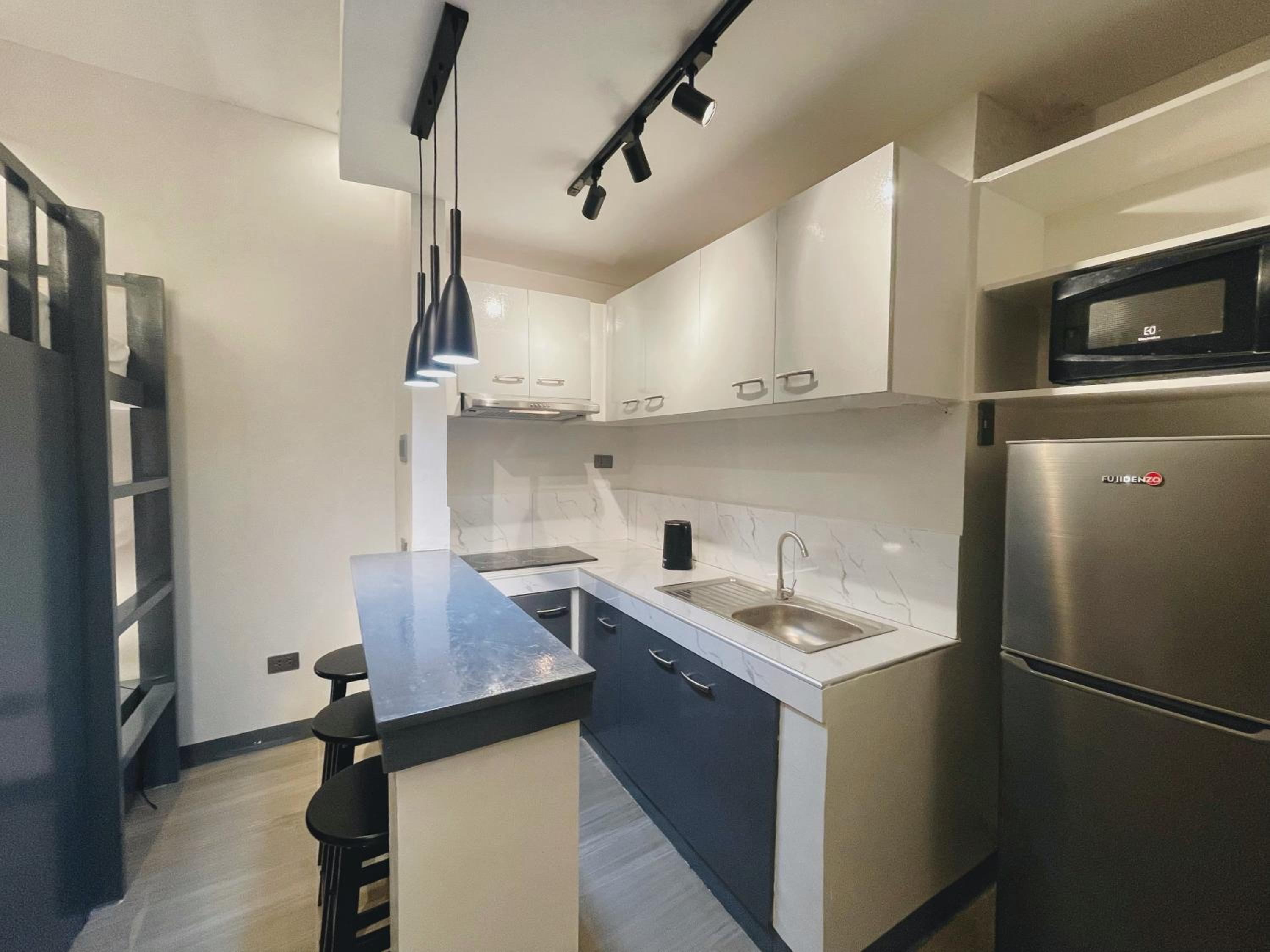 Easy Access Stay, Minutes from Airport on Main Road