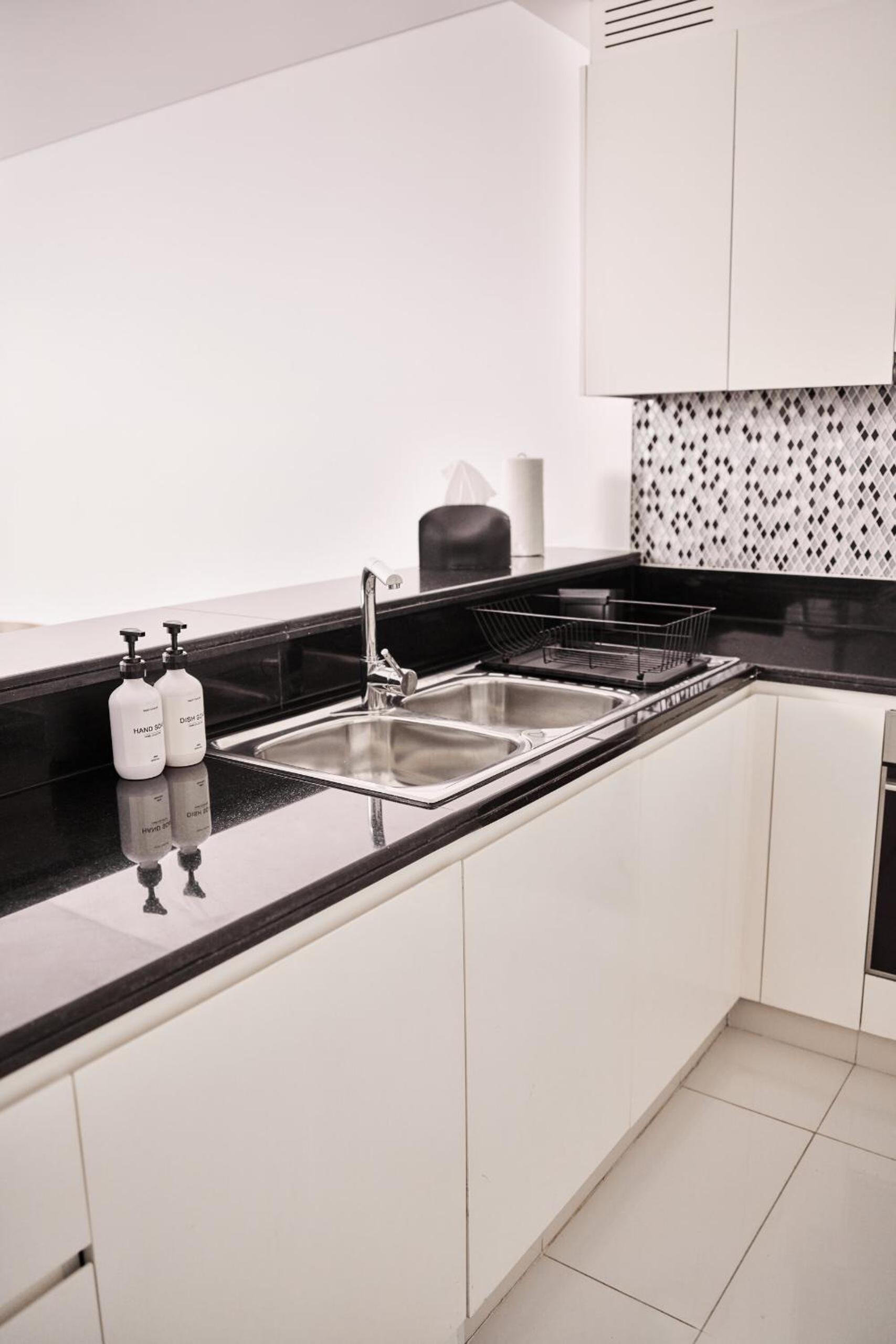 Luxury Seaview 2BR - Paramount Midtown - 6 Guests - 64F Pool Access & Burj View