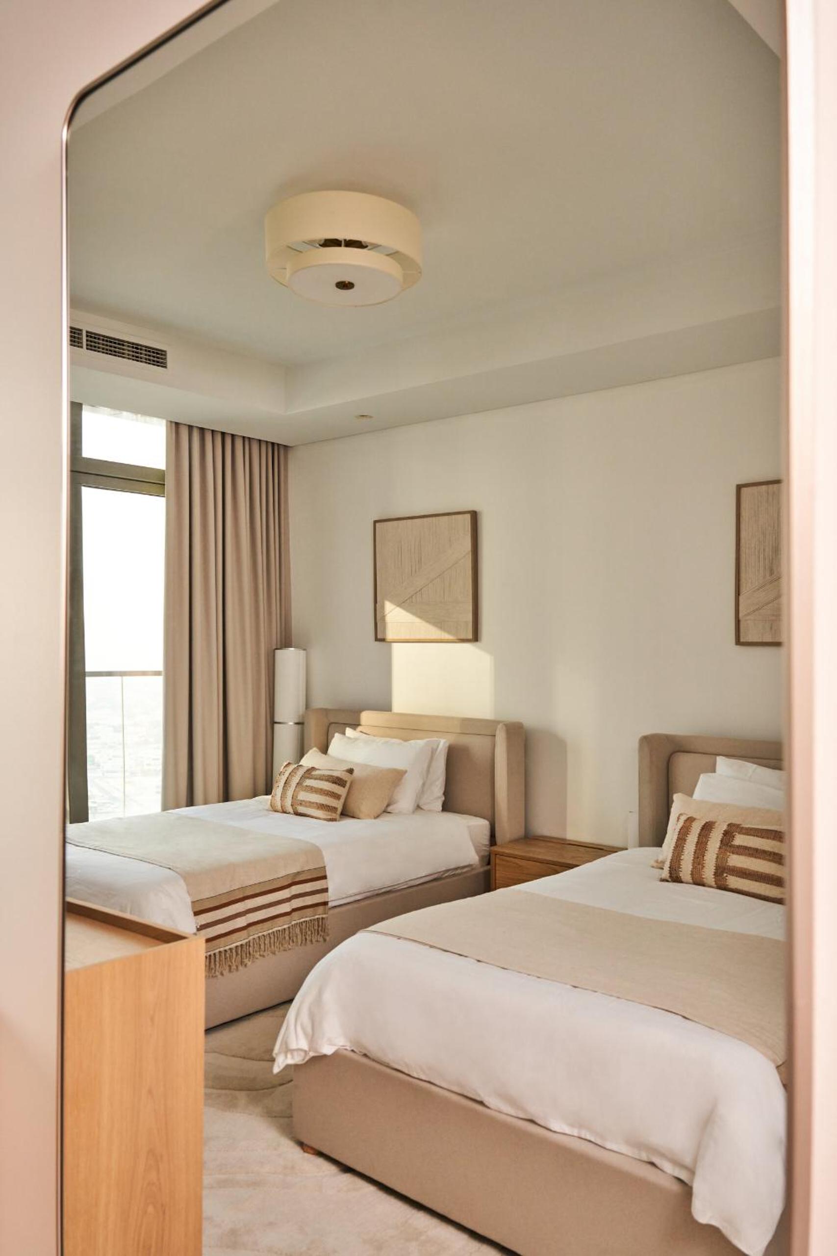 Luxury Seaview 2BR - Paramount Midtown - 6 Guests - 64F Pool Access & Burj View