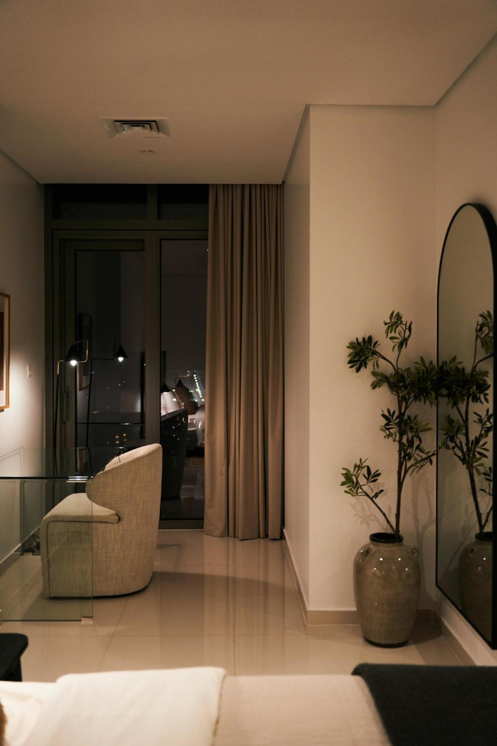 Luxury Seaview 2BR - Paramount Midtown - 6 Guests - 64F Pool Access & Burj View