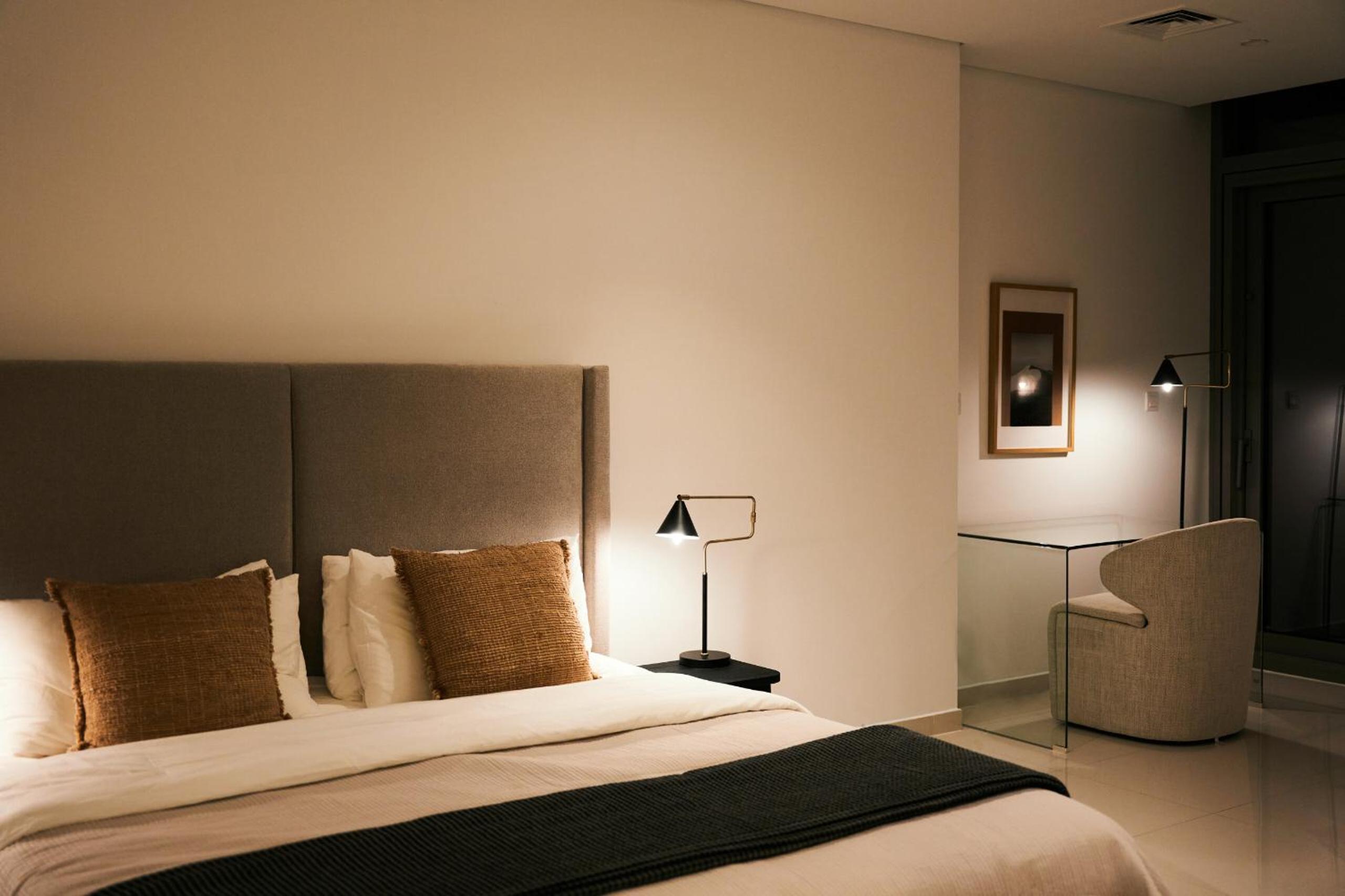 Luxury Seaview 2BR - Paramount Midtown - 6 Guests - 64F Pool Access & Burj View