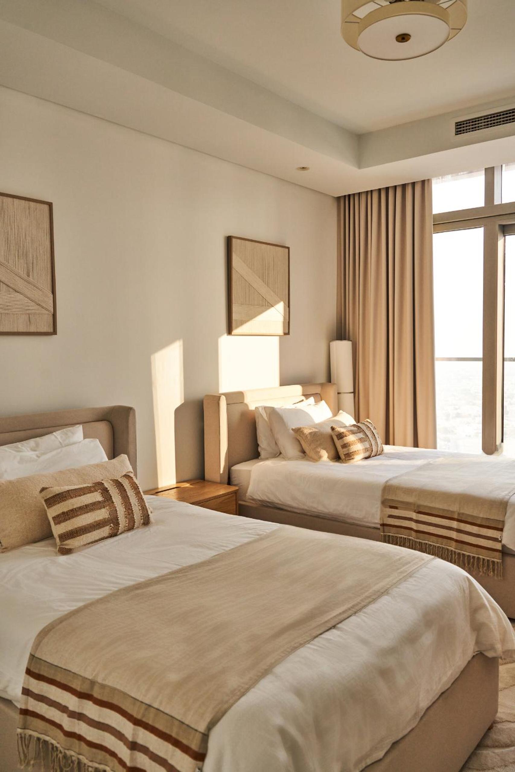 Luxury Seaview 2BR - Paramount Midtown - 6 Guests - 64F Pool Access & Burj View