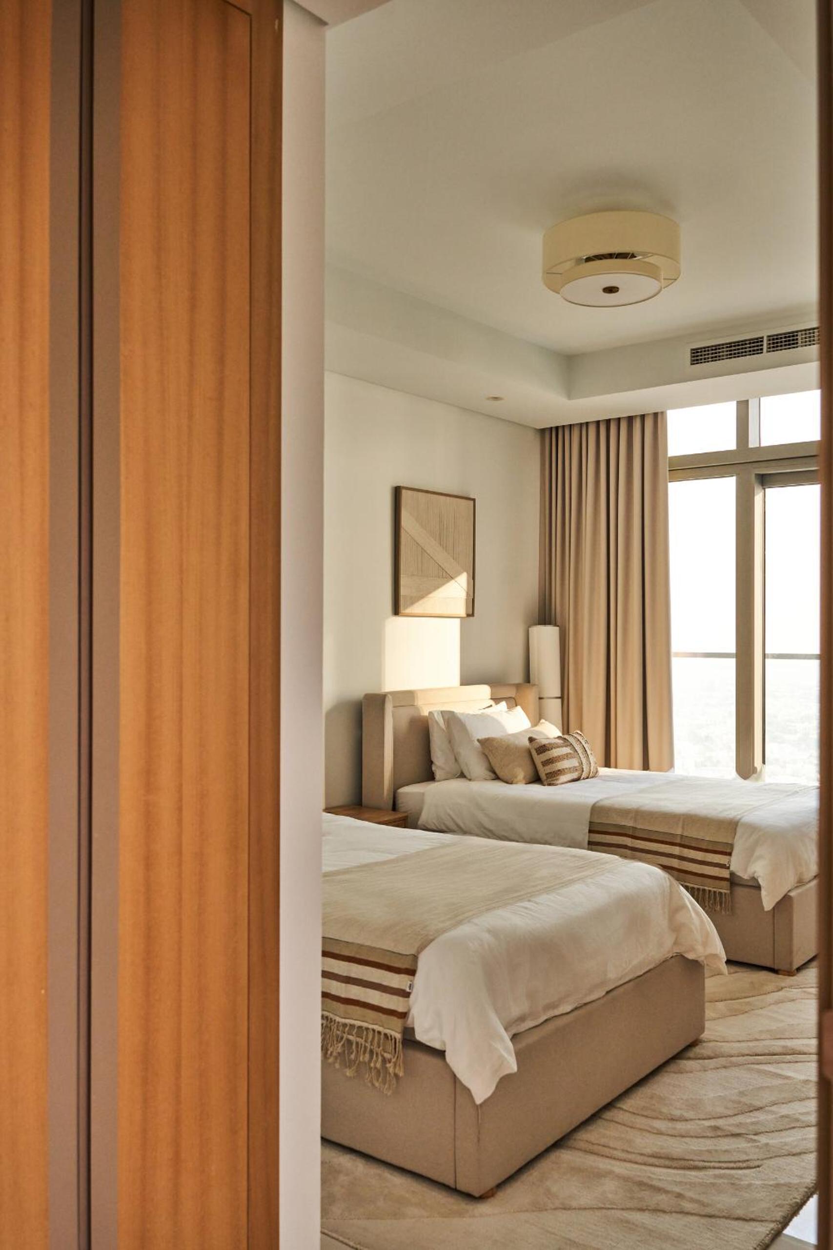 Luxury Seaview 2BR - Paramount Midtown - 6 Guests - 64F Pool Access & Burj View