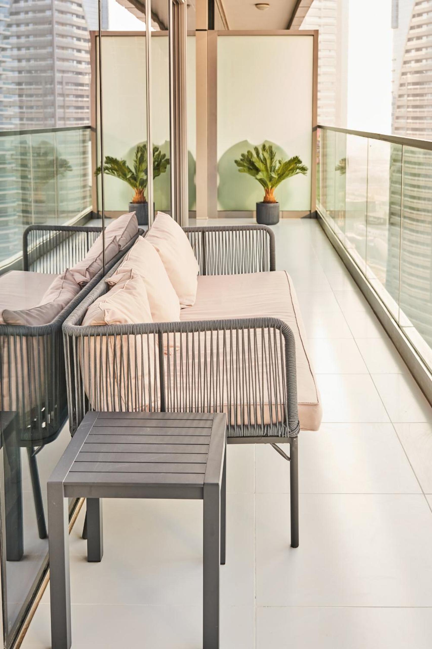Luxury Seaview 2BR - Paramount Midtown - 6 Guests - 64F Pool Access & Burj View