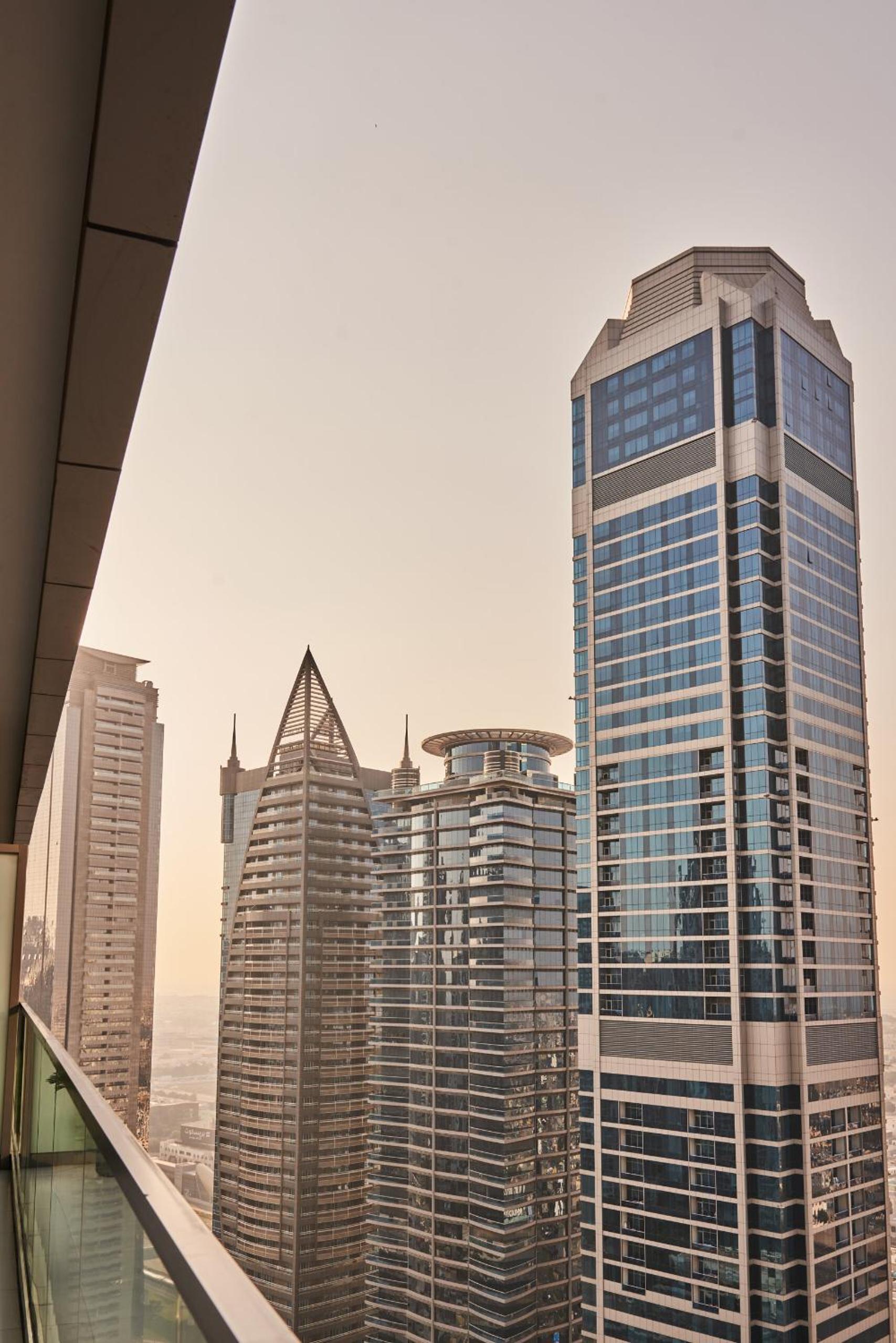 Luxury Seaview 2BR - Paramount Midtown - 6 Guests - 64F Pool Access & Burj View