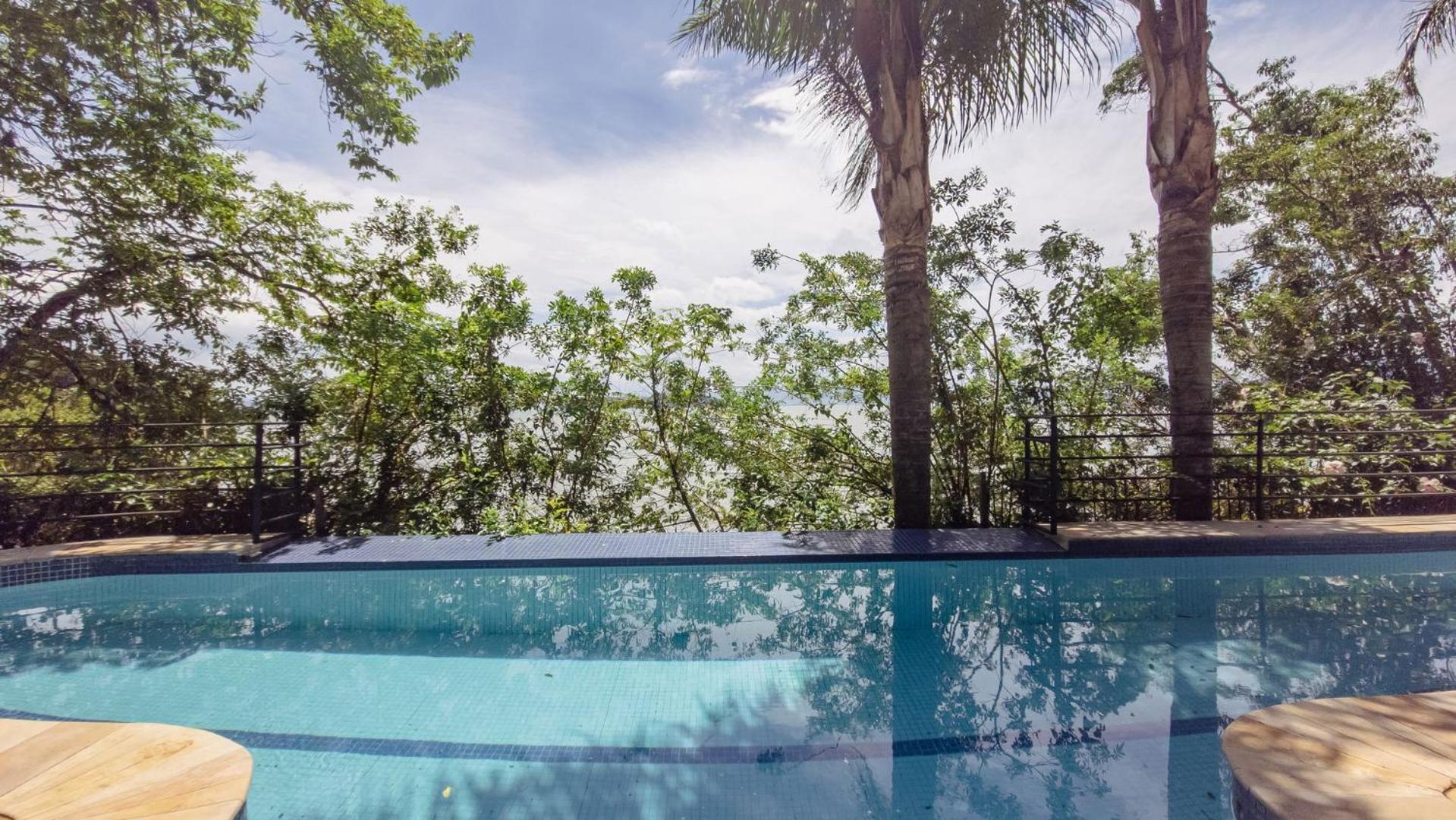 Bangalô Pé na Areia com Piscina MK5729