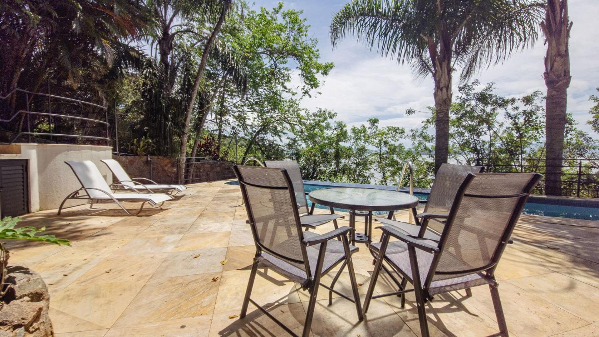 Bangalô Pé na Areia com Piscina MK5729