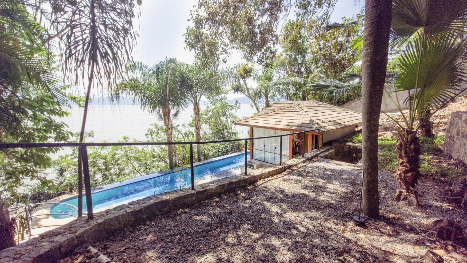 Bangalô Pé na Areia com Piscina MK5729