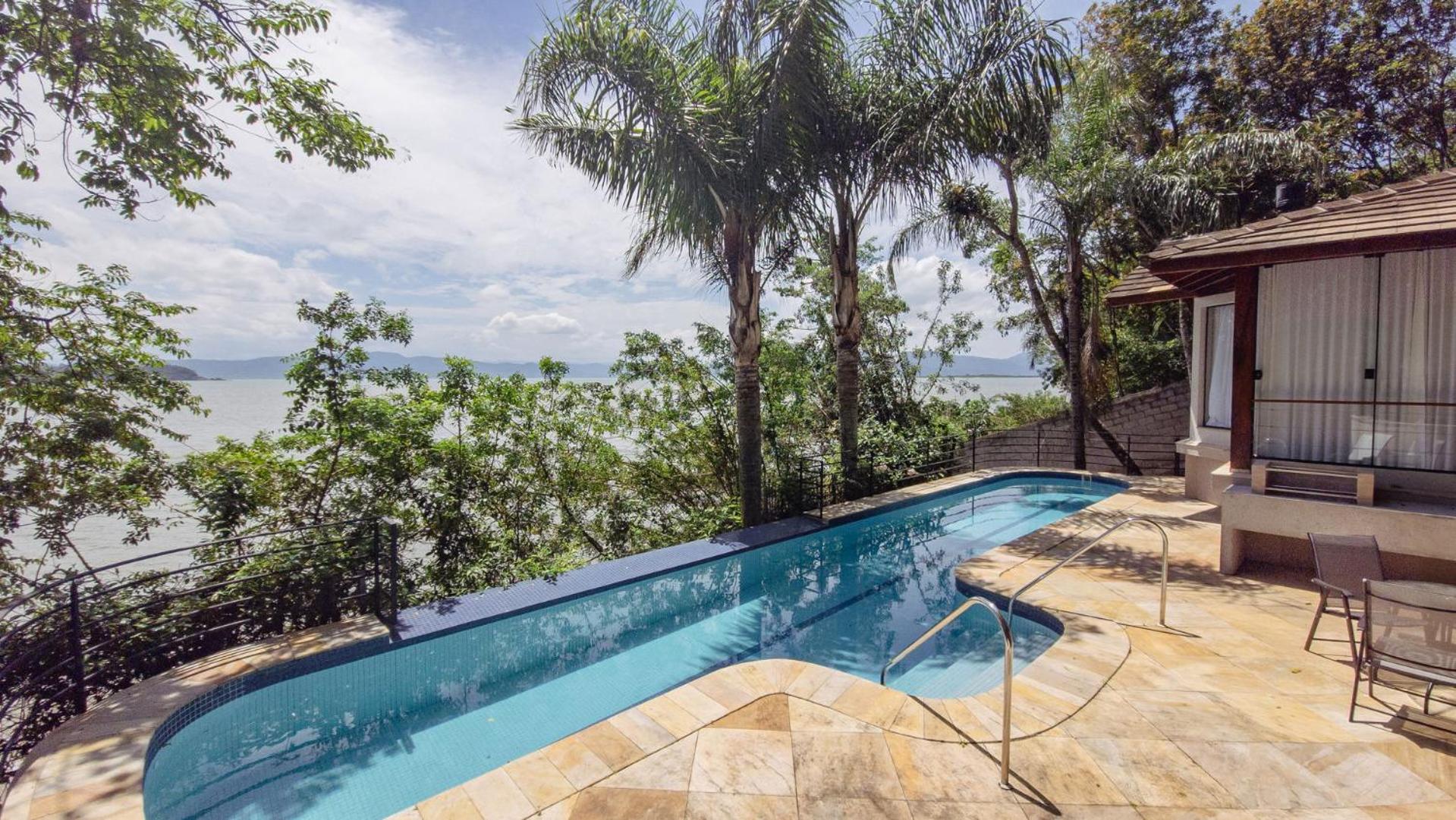 Bangalô Pé na Areia com Piscina MK5729