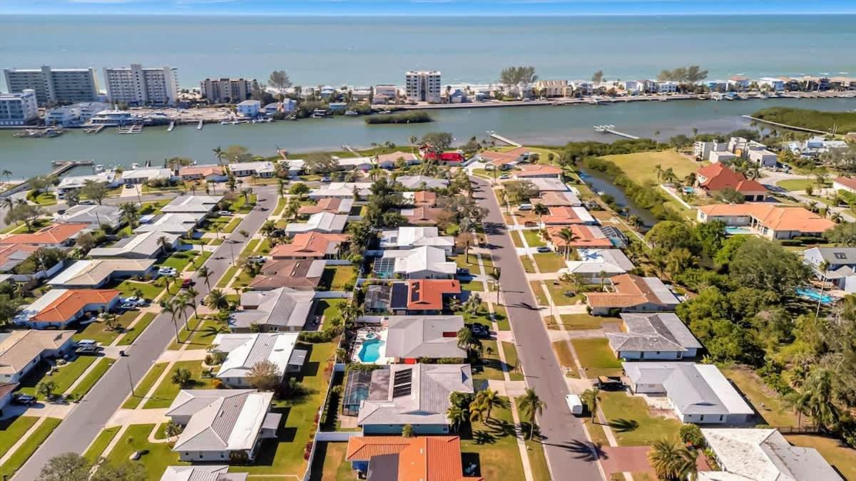 The Crown House 4b Pool Home 6 mins to IR Beach