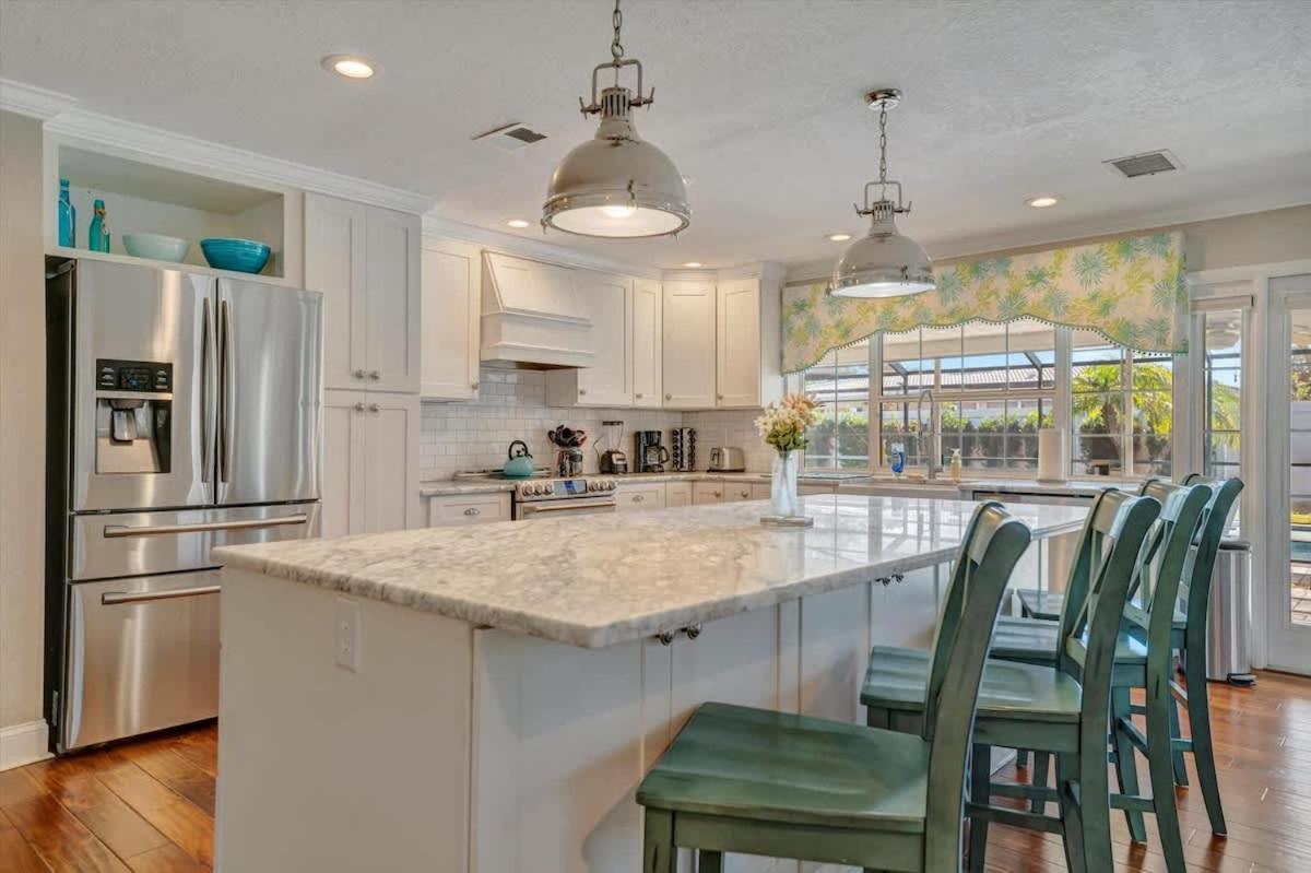 The Crown House 4b Pool Home 6 mins to IR Beach